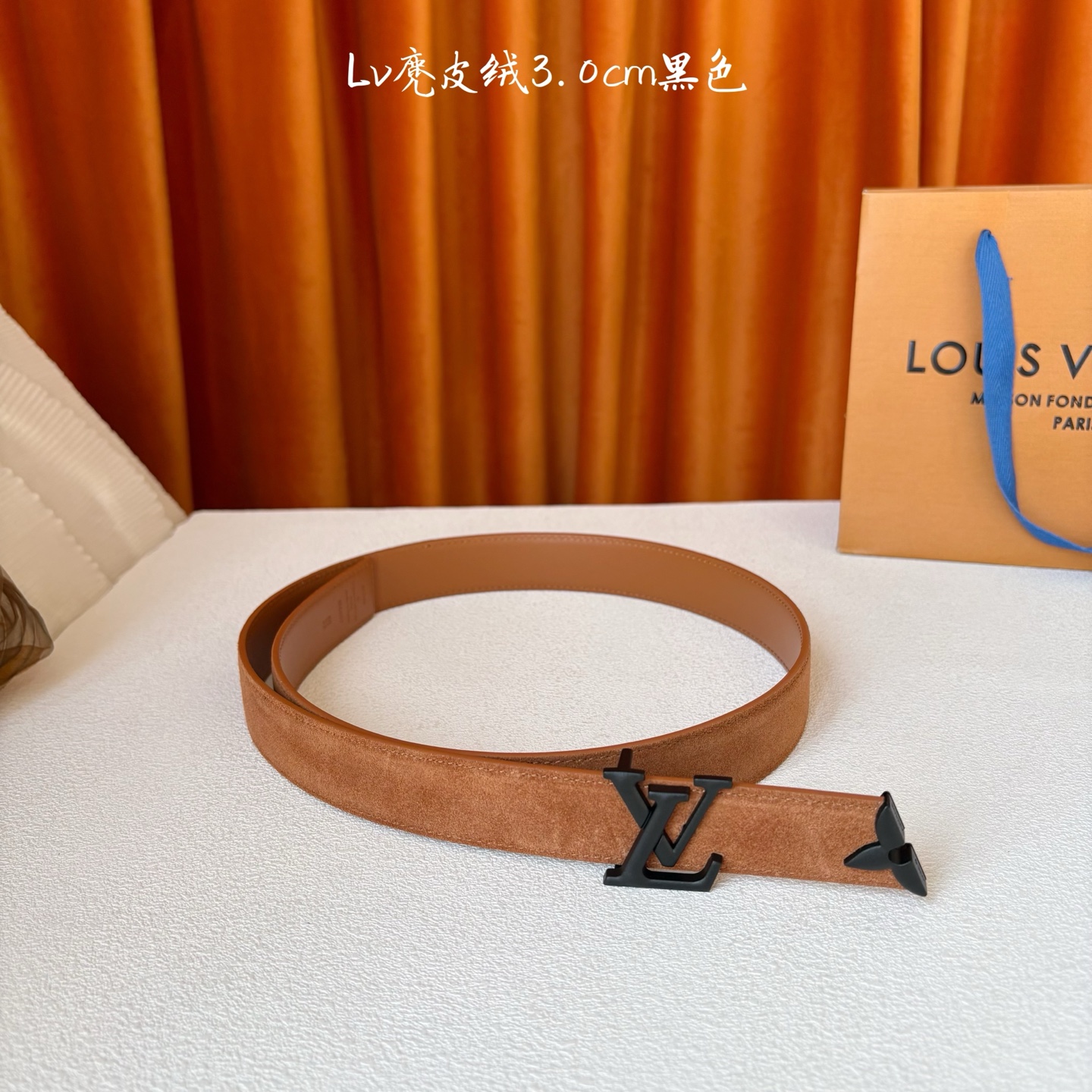 这款LV腰带是对该品牌创造力的致敬。其设计特色包括LV Initiales扣和末端采用优雅切割的Mono