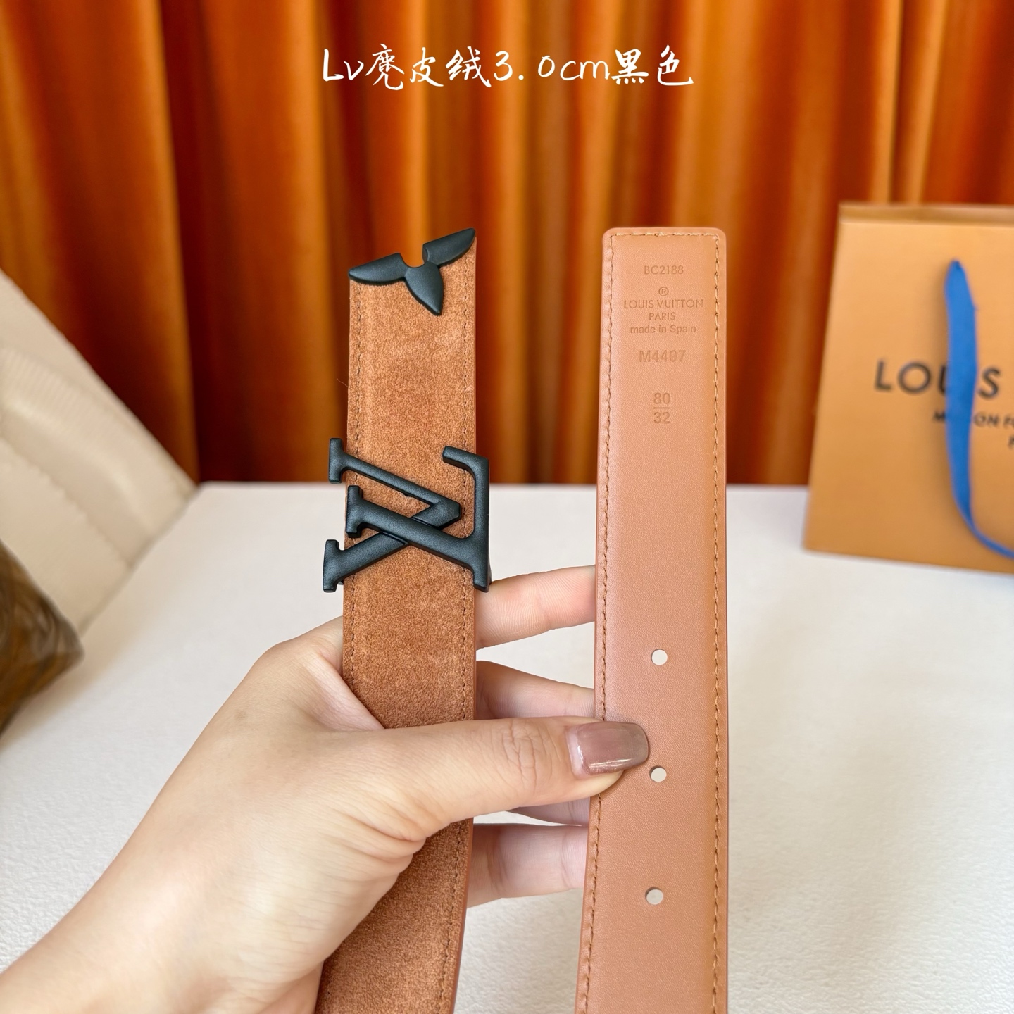这款LV腰带是对该品牌创造力的致敬。其设计特色包括LV Initiales扣和末端采用优雅切割的Mono