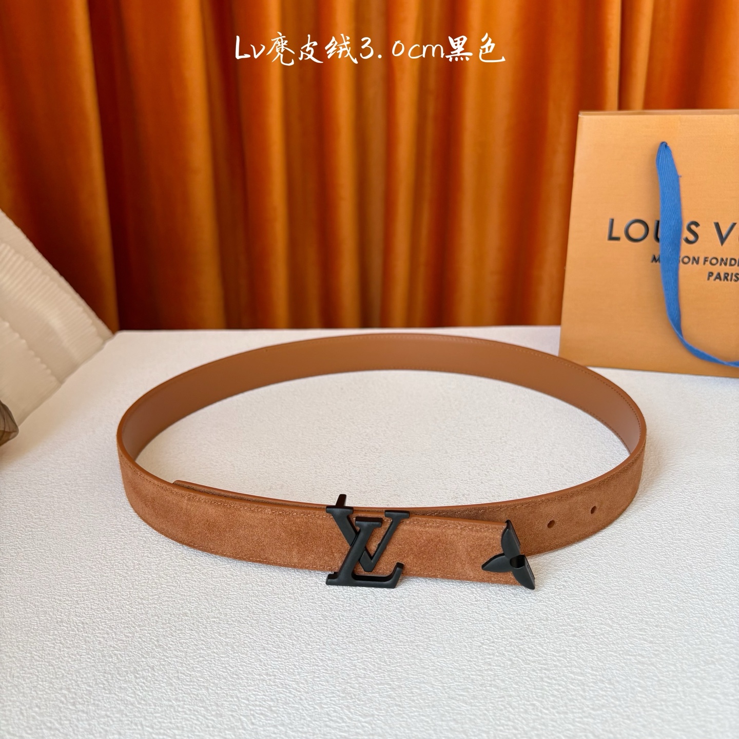 这款LV腰带是对该品牌创造力的致敬。其设计特色包括LV Initiales扣和末端采用优雅切割的Mono