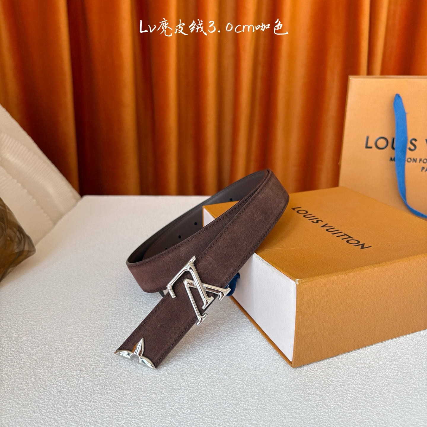 这款LV腰带是对该品牌创造力的致敬。其设计特色包括LV Initiales扣和末端采用优雅切割的Mono