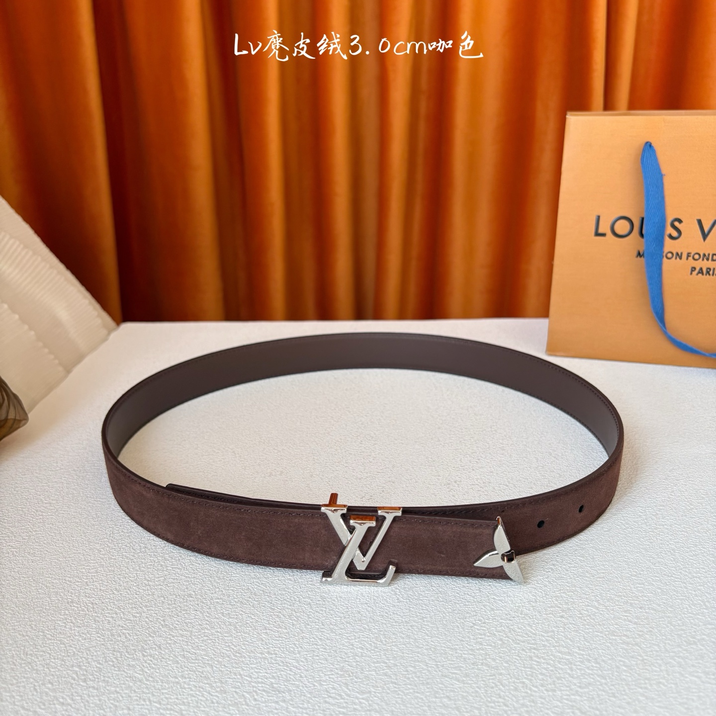 这款LV腰带是对该品牌创造力的致敬。其设计特色包括LV Initiales扣和末端采用优雅切割的Mono