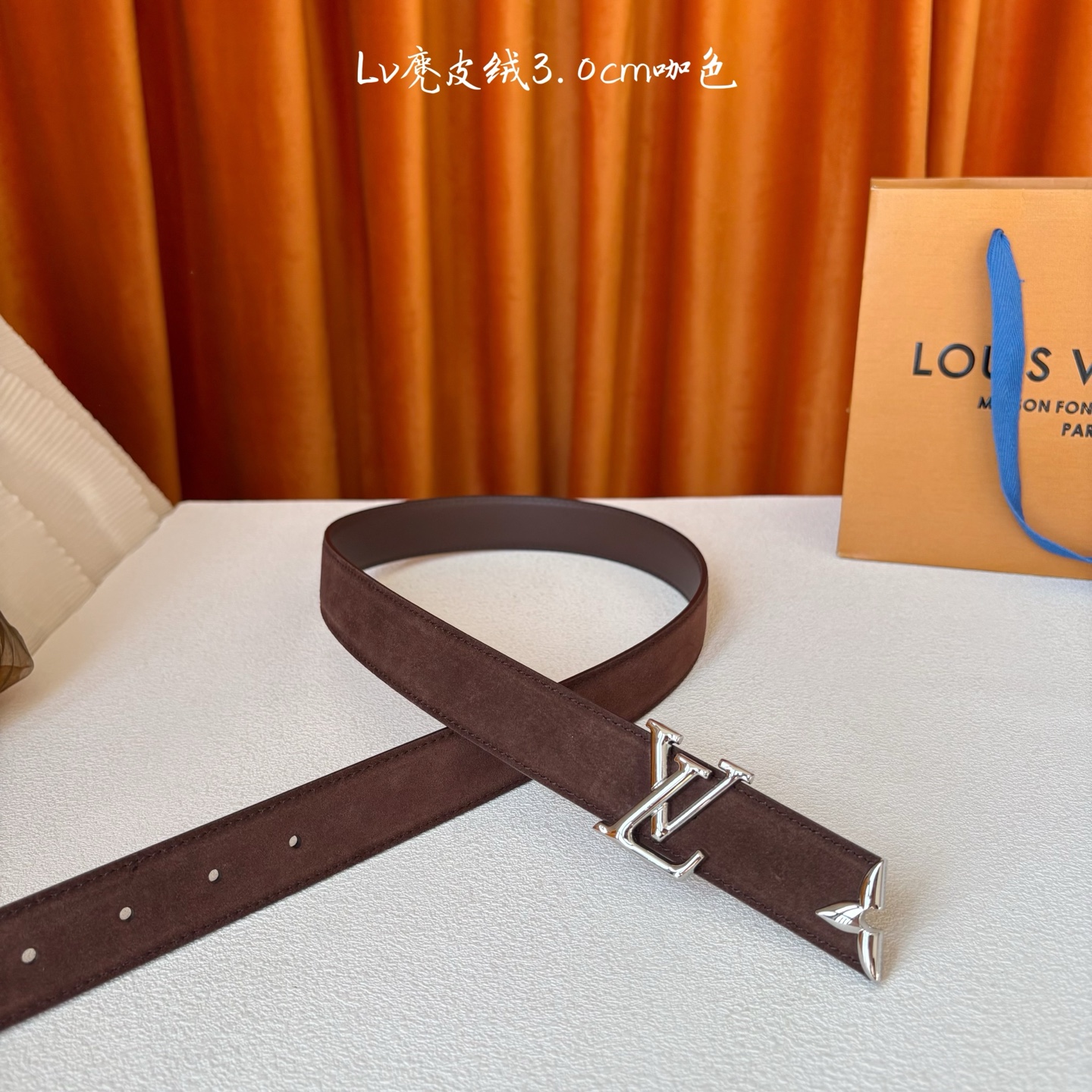 这款LV腰带是对该品牌创造力的致敬。其设计特色包括LV Initiales扣和末端采用优雅切割的Mono