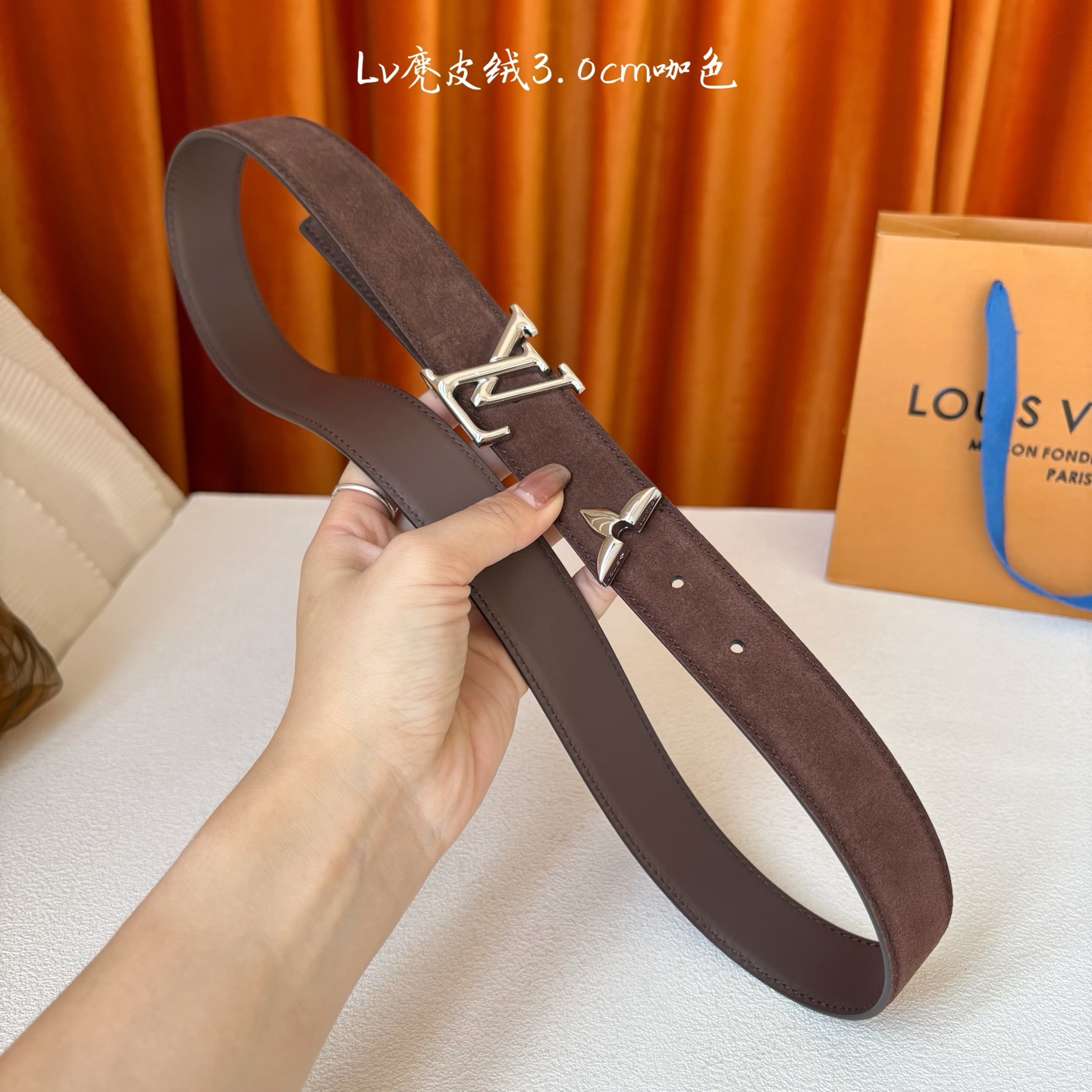 这款LV腰带是对该品牌创造力的致敬。其设计特色包括LV Initiales扣和末端采用优雅切割的Mono