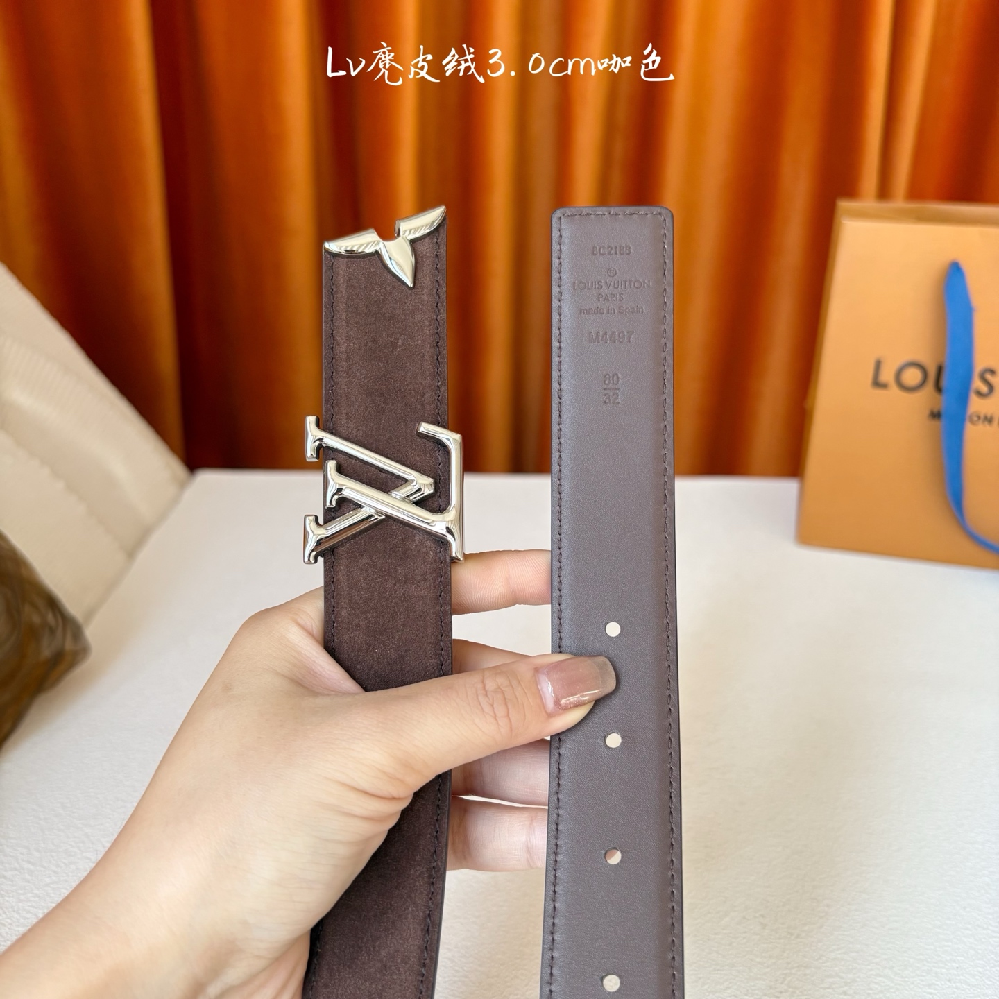 这款LV腰带是对该品牌创造力的致敬。其设计特色包括LV Initiales扣和末端采用优雅切割的Mono