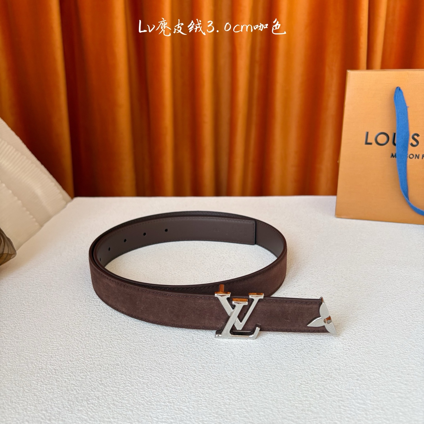 这款LV腰带是对该品牌创造力的致敬。其设计特色包括LV Initiales扣和末端采用优雅切割的Mono