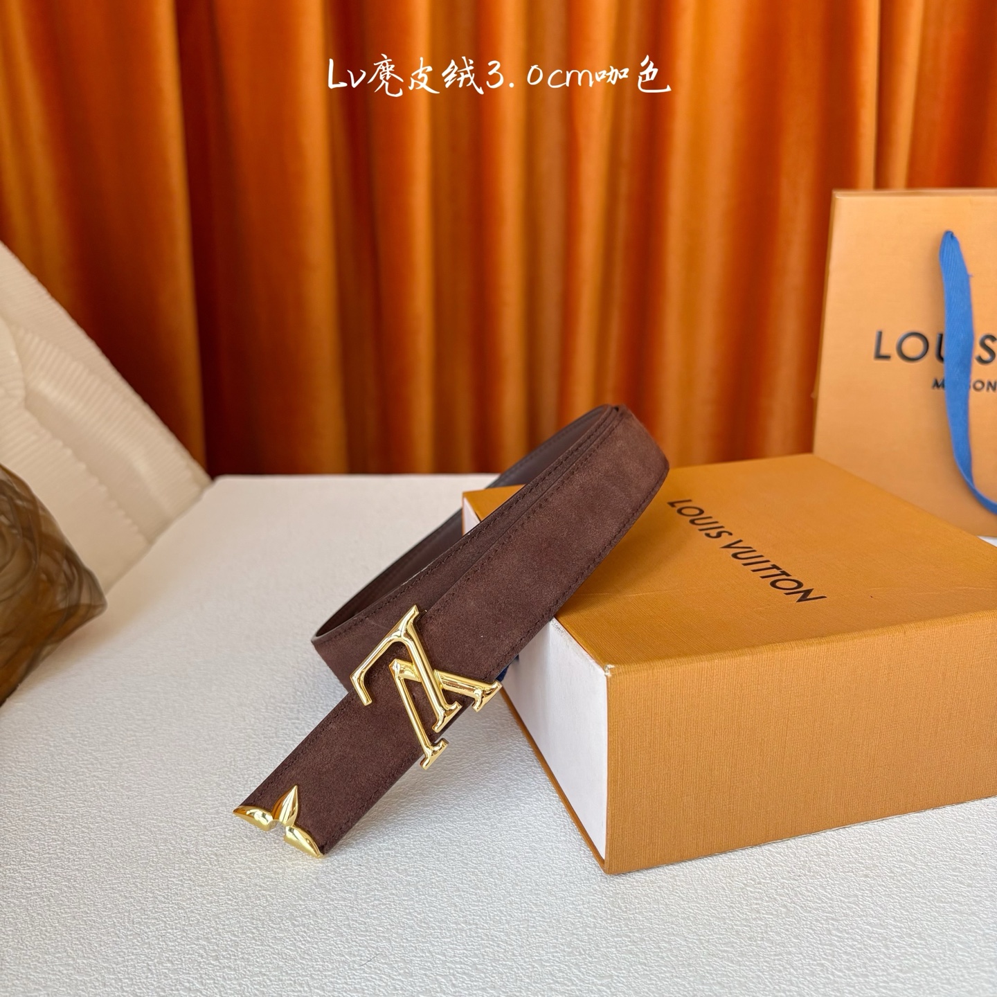 这款LV腰带是对该品牌创造力的致敬。其设计特色包括LV Initiales扣和末端采用优雅切割的Mono