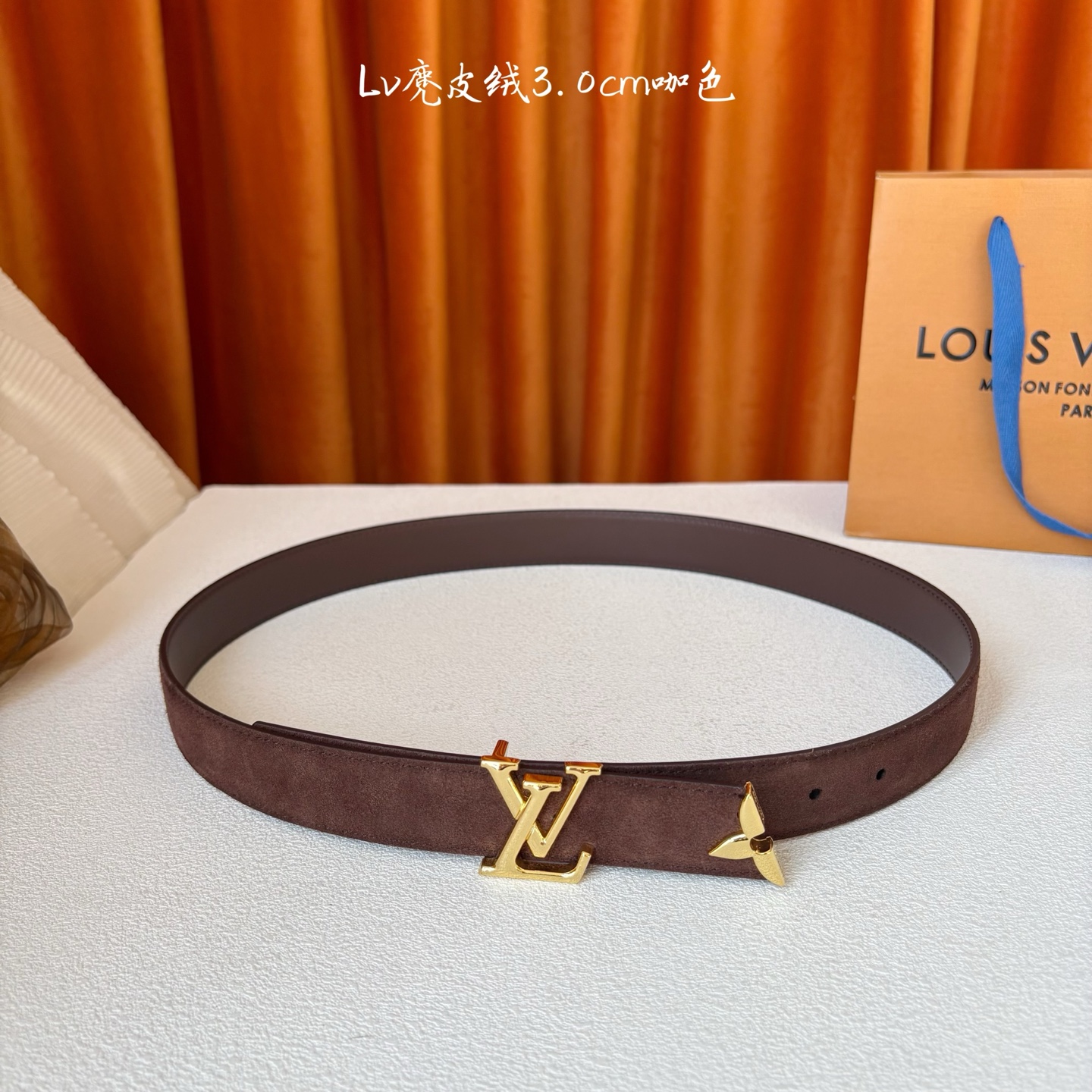 这款LV腰带是对该品牌创造力的致敬。其设计特色包括LV Initiales扣和末端采用优雅切割的Mono