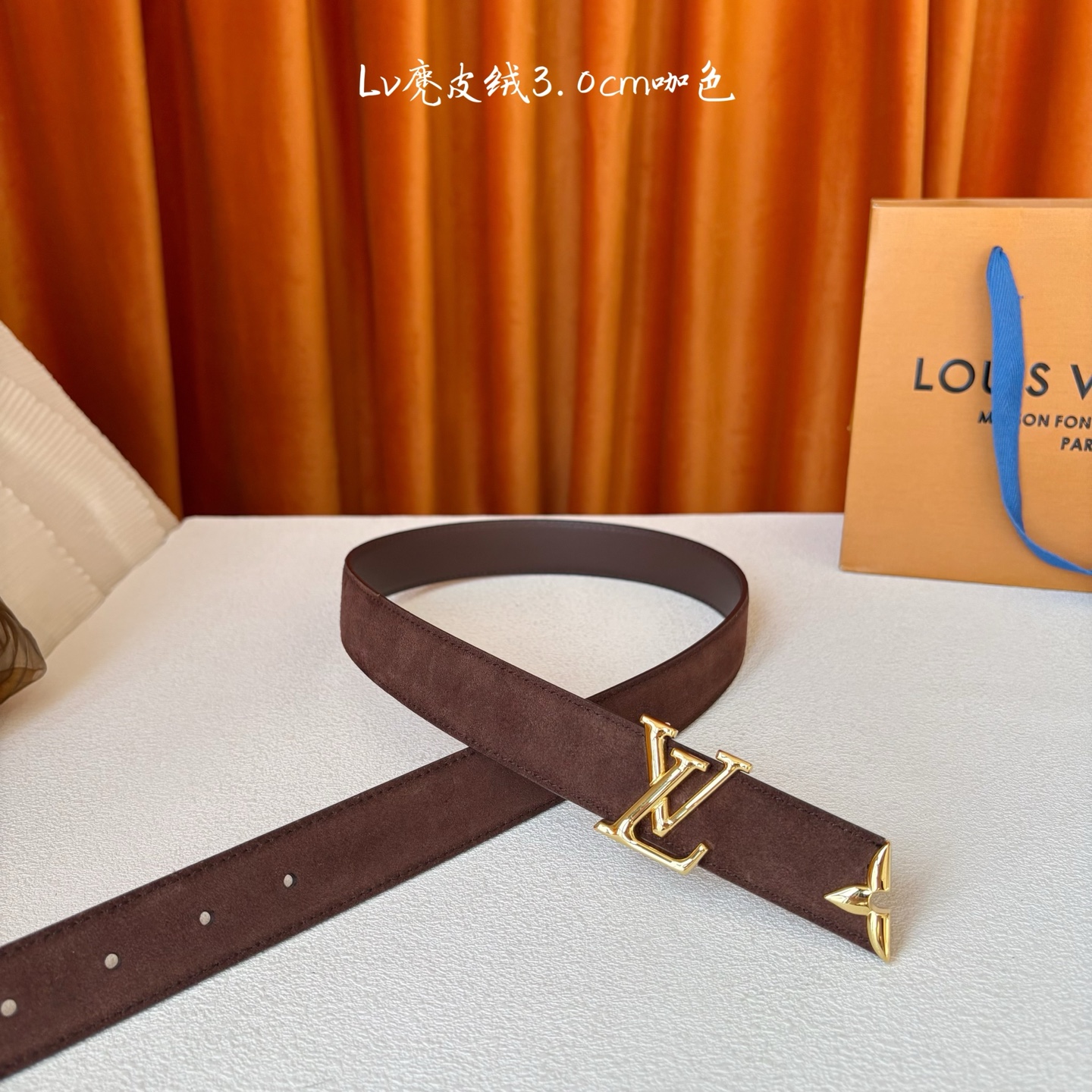 这款LV腰带是对该品牌创造力的致敬。其设计特色包括LV Initiales扣和末端采用优雅切割的Mono
