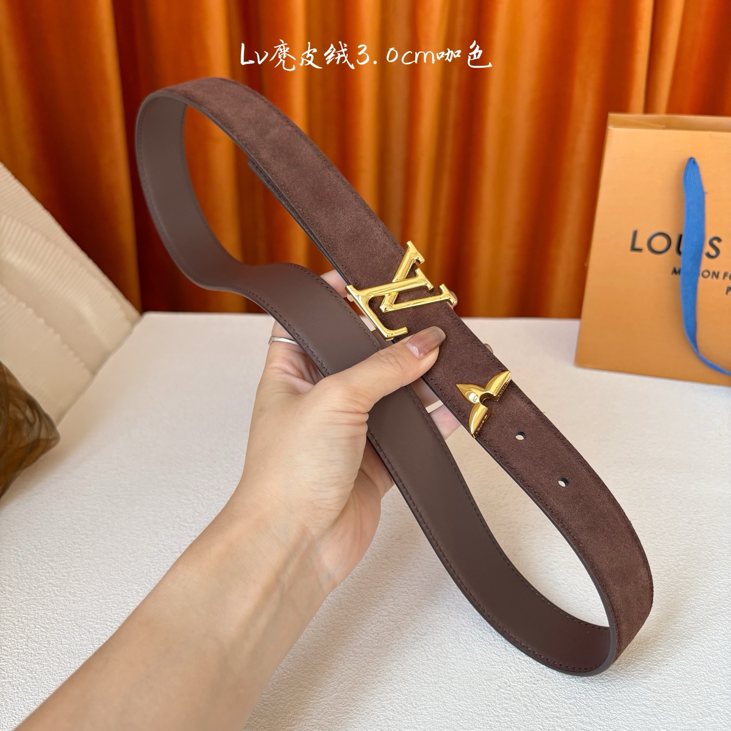 这款LV腰带是对该品牌创造力的致敬。其设计特色包括LV Initiales扣和末端采用优雅切割的Mono