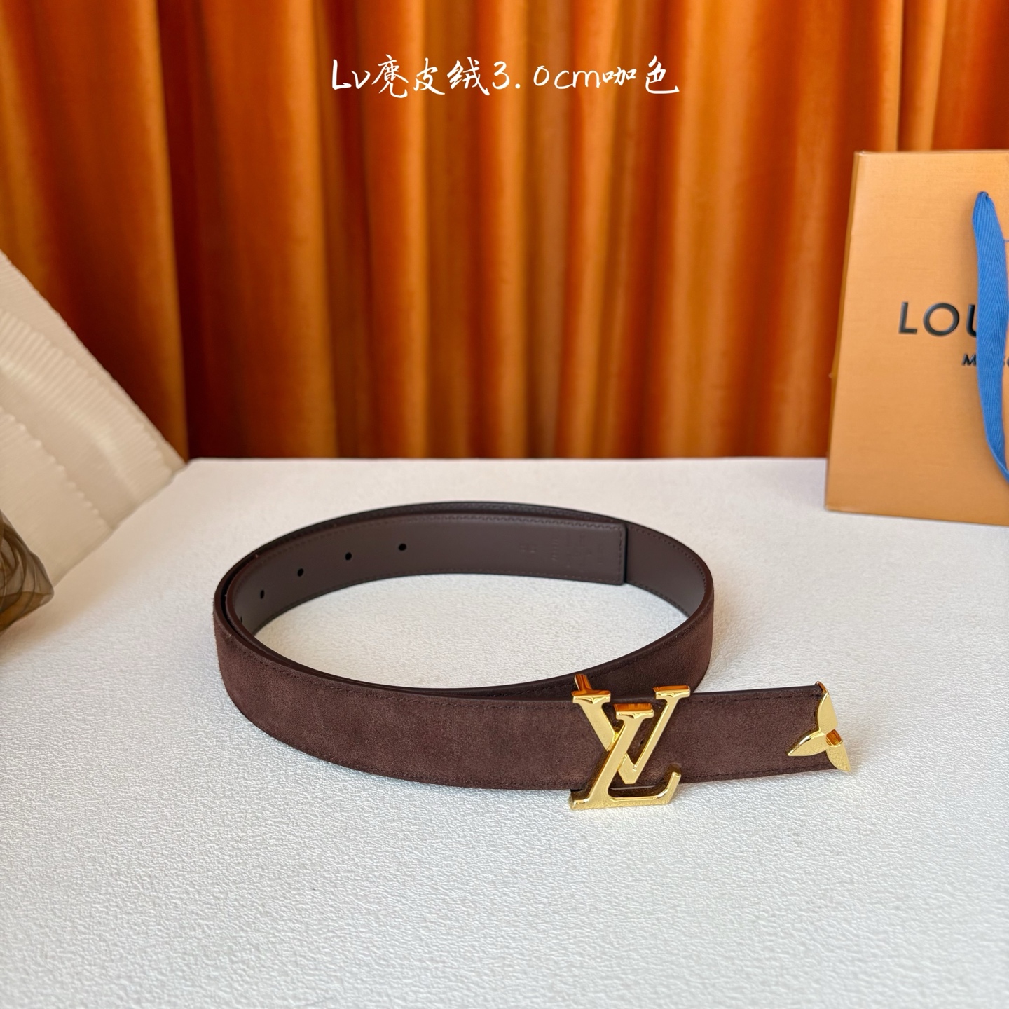 这款LV腰带是对该品牌创造力的致敬。其设计特色包括LV Initiales扣和末端采用优雅切割的Mono