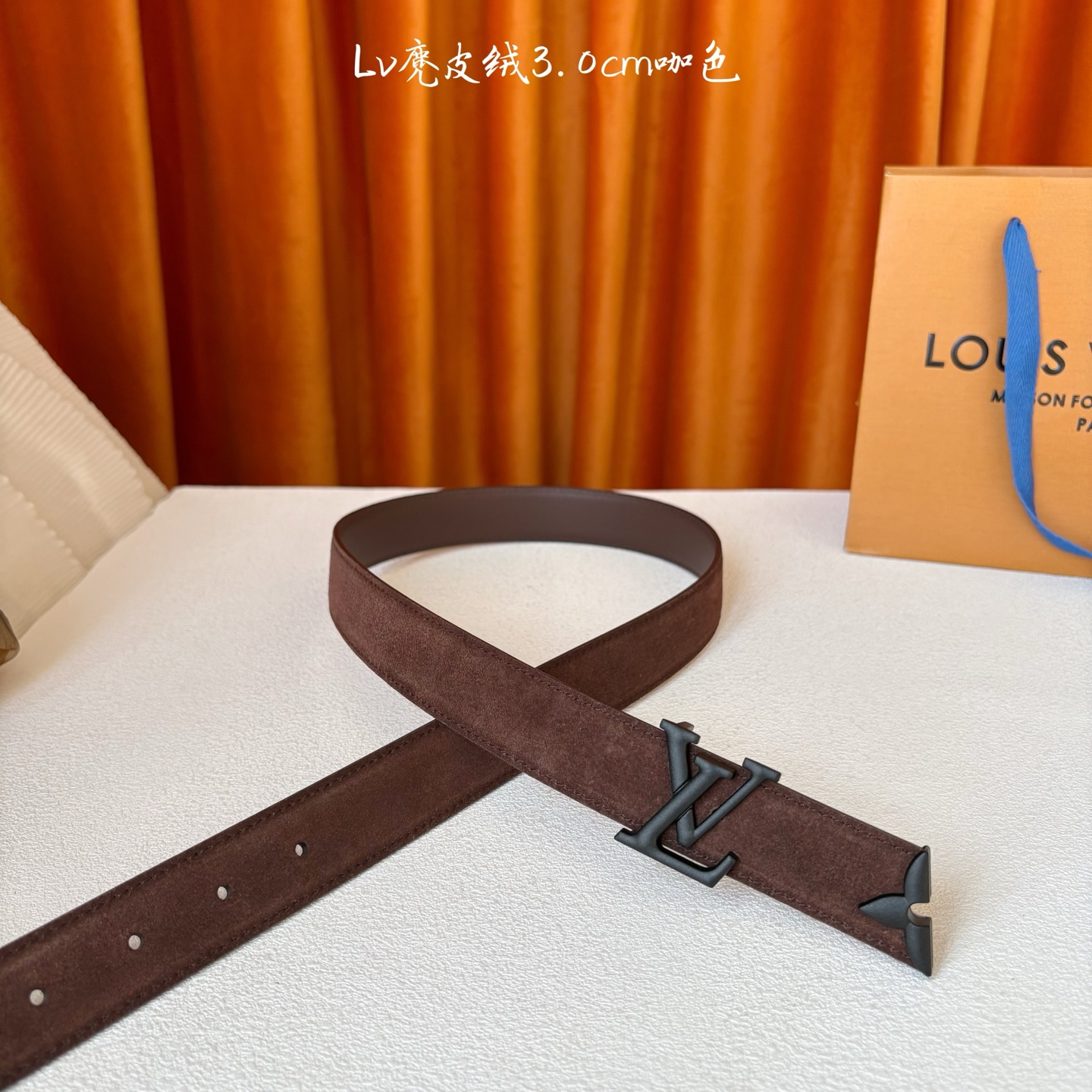 这款LV腰带是对该品牌创造力的致敬。其设计特色包括LV Initiales扣和末端采用优雅切割的Mono