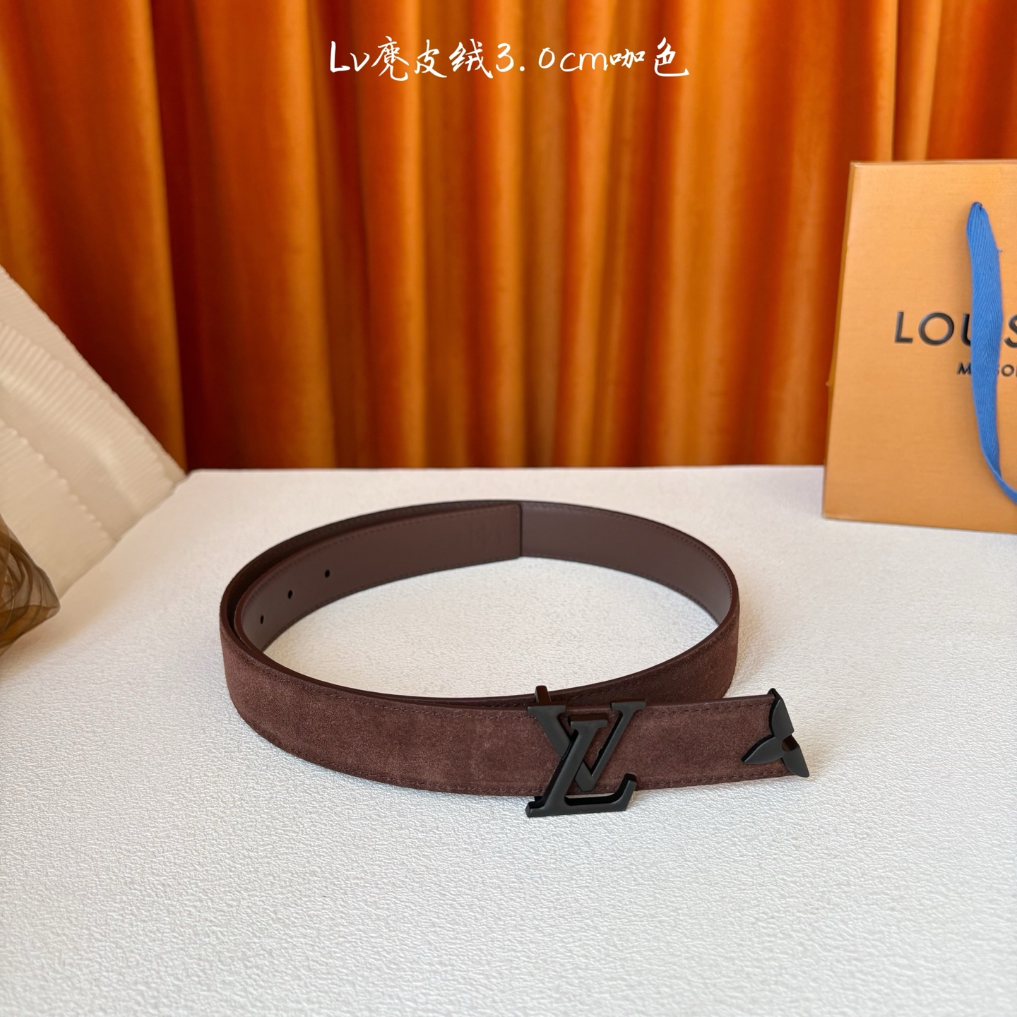 这款LV腰带是对该品牌创造力的致敬。其设计特色包括LV Initiales扣和末端采用优雅切割的Mono