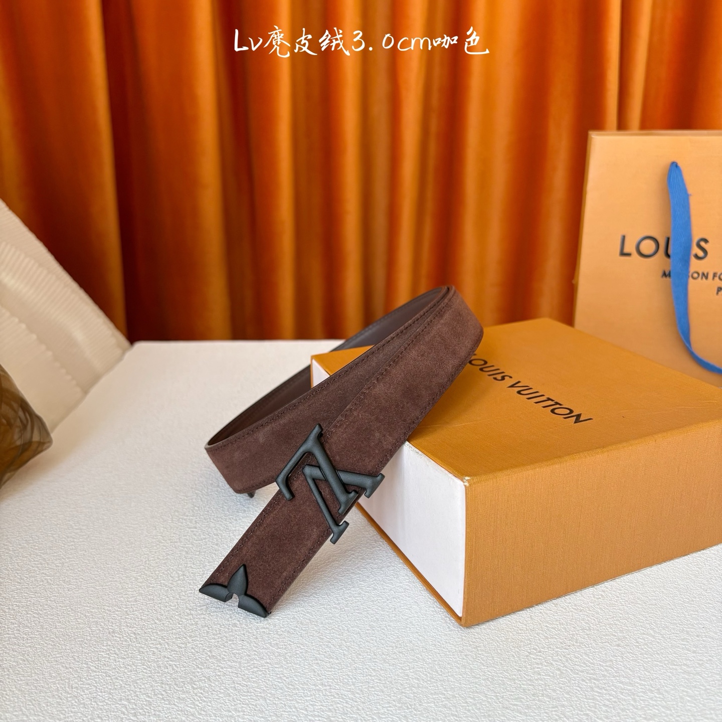 这款LV腰带是对该品牌创造力的致敬。其设计特色包括LV Initiales扣和末端采用优雅切割的Mono