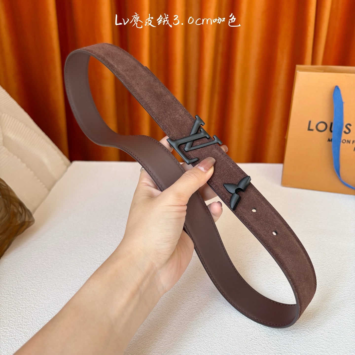 这款LV腰带是对该品牌创造力的致敬。其设计特色包括LV Initiales扣和末端采用优雅切割的Mono