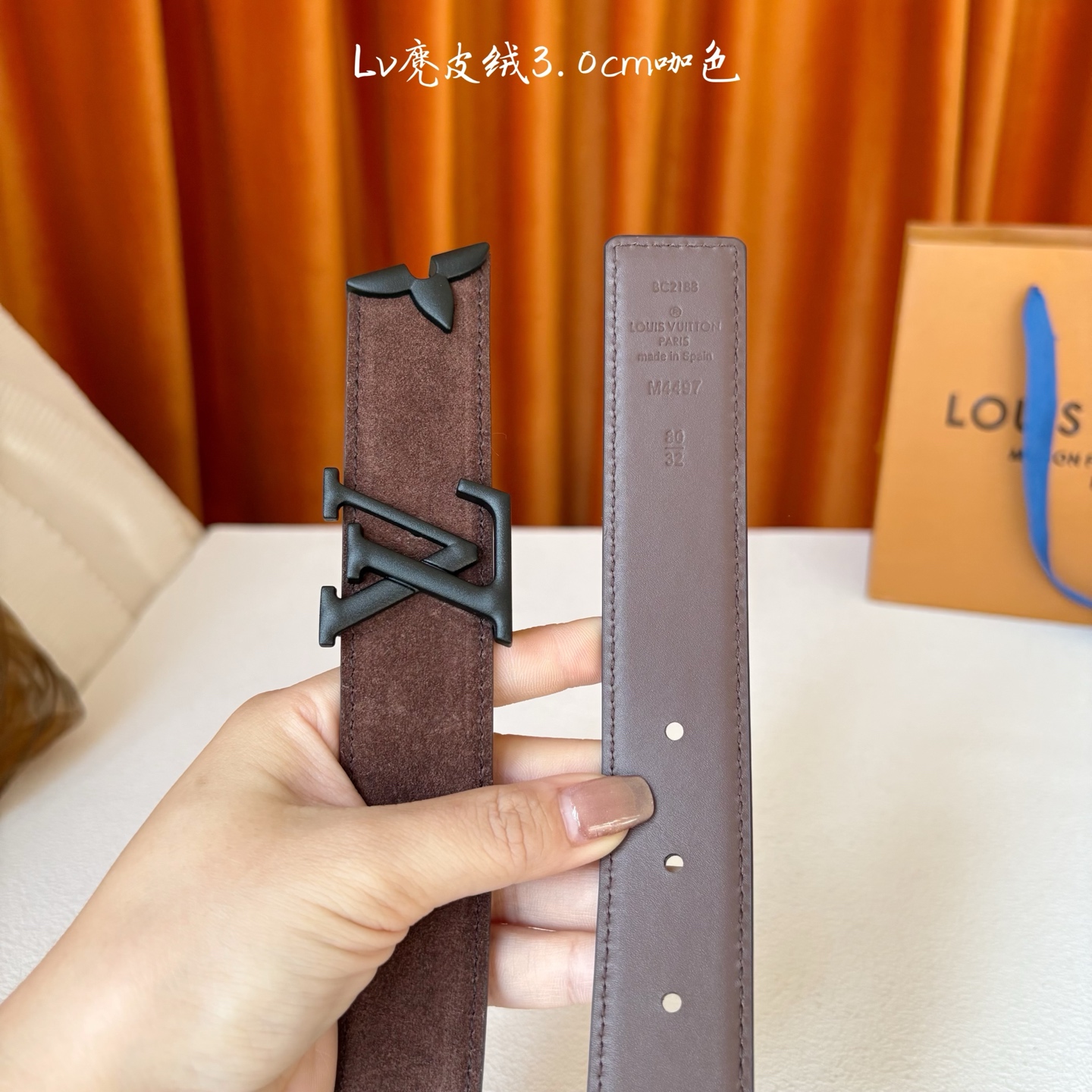 这款LV腰带是对该品牌创造力的致敬。其设计特色包括LV Initiales扣和末端采用优雅切割的Mono