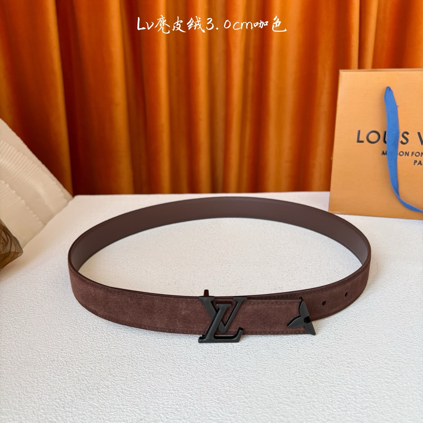 这款LV腰带是对该品牌创造力的致敬。其设计特色包括LV Initiales扣和末端采用优雅切割的Mono