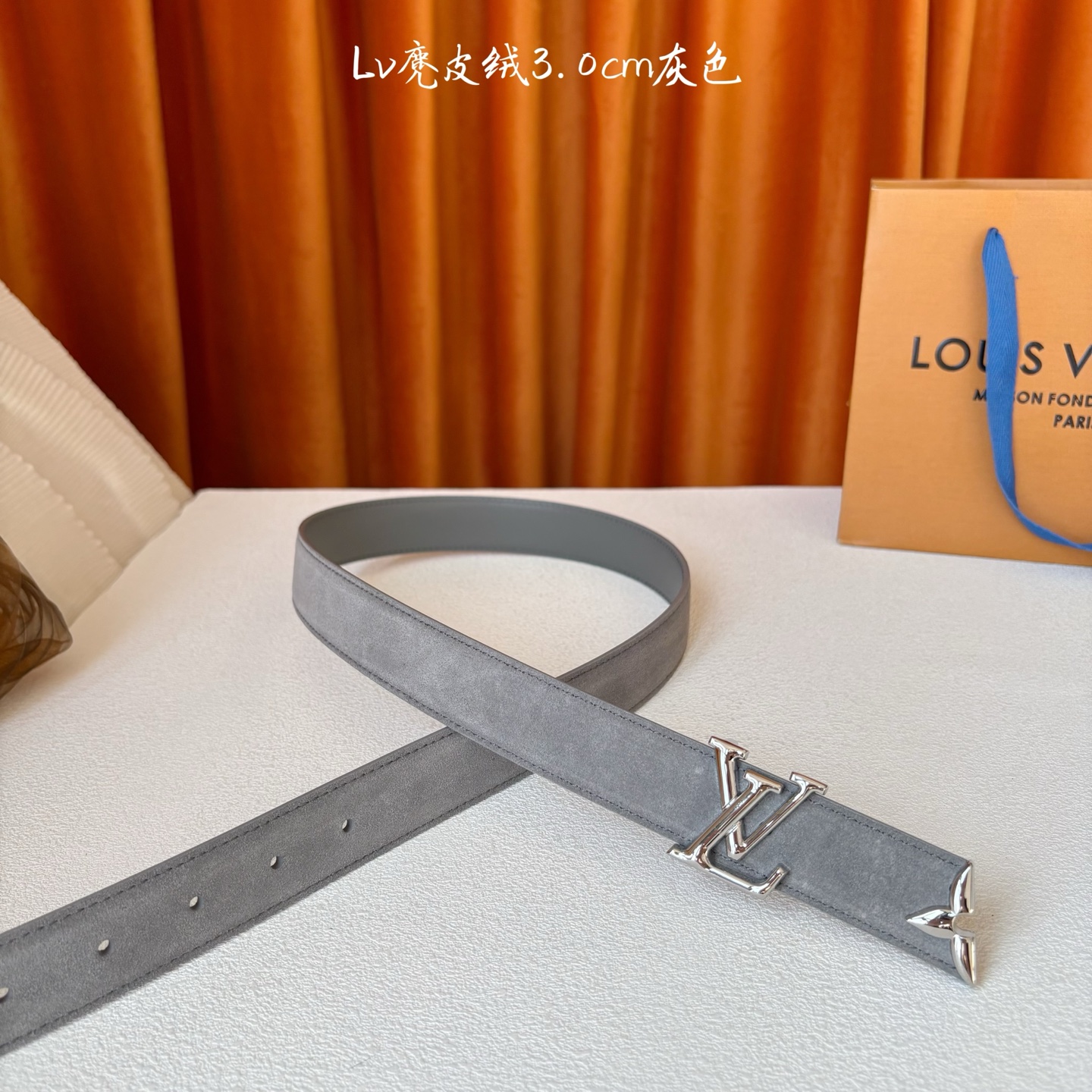 这款LV腰带是对该品牌创造力的致敬。其设计特色包括LV Initiales扣和末端采用优雅切割的Mono