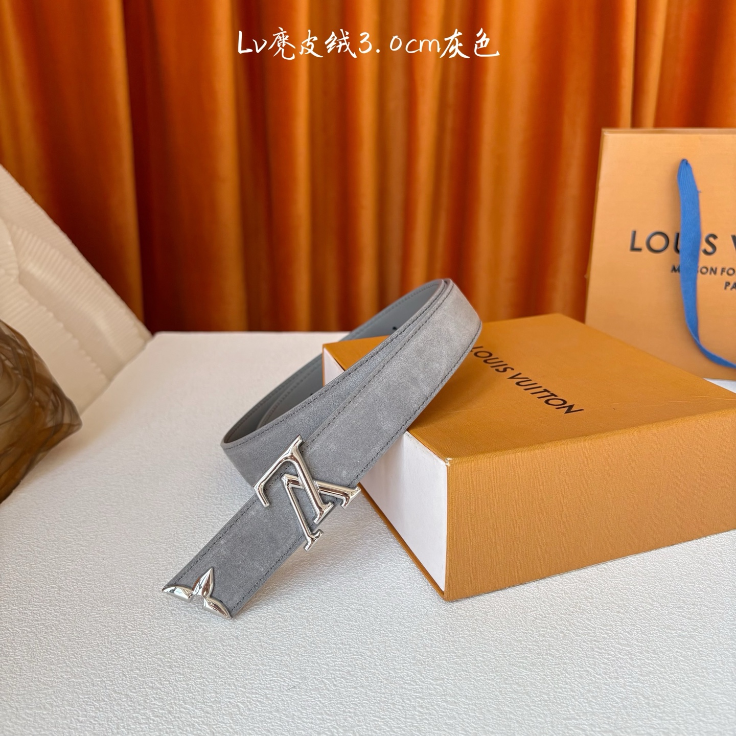 这款LV腰带是对该品牌创造力的致敬。其设计特色包括LV Initiales扣和末端采用优雅切割的Mono