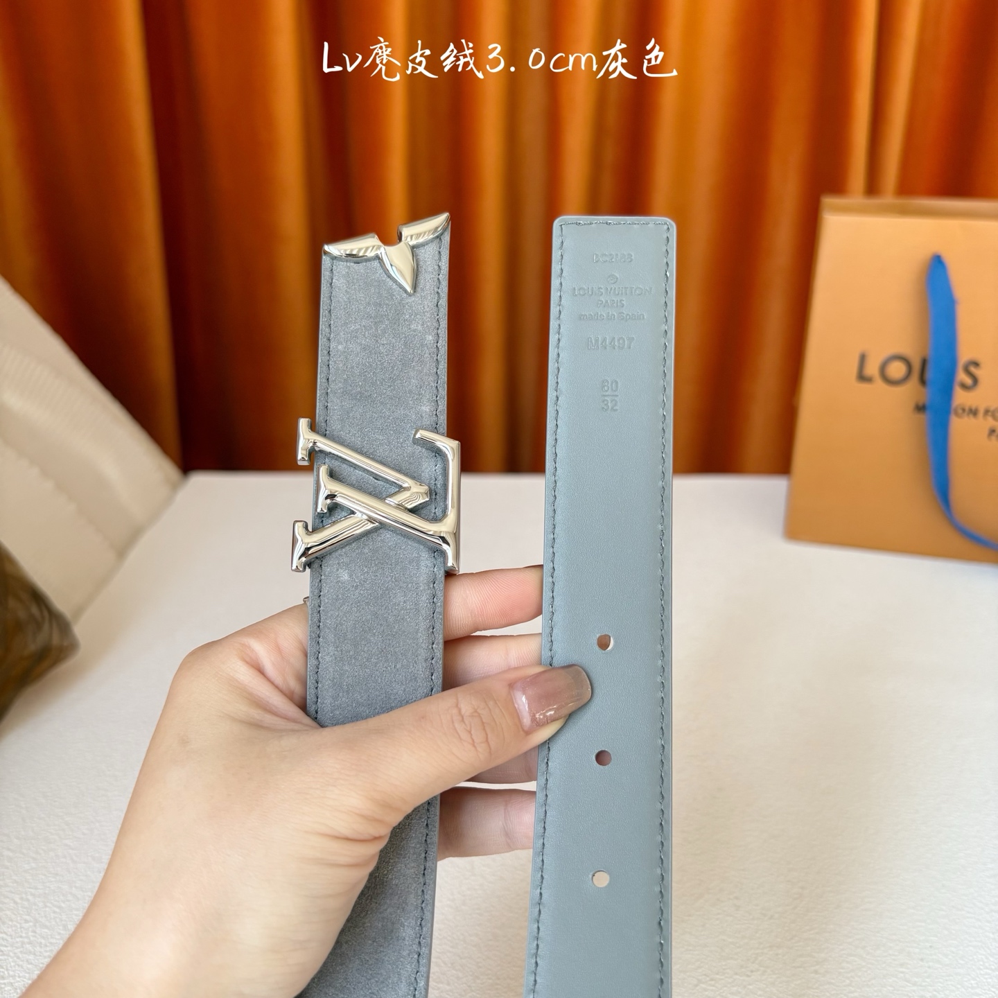 这款LV腰带是对该品牌创造力的致敬。其设计特色包括LV Initiales扣和末端采用优雅切割的Mono