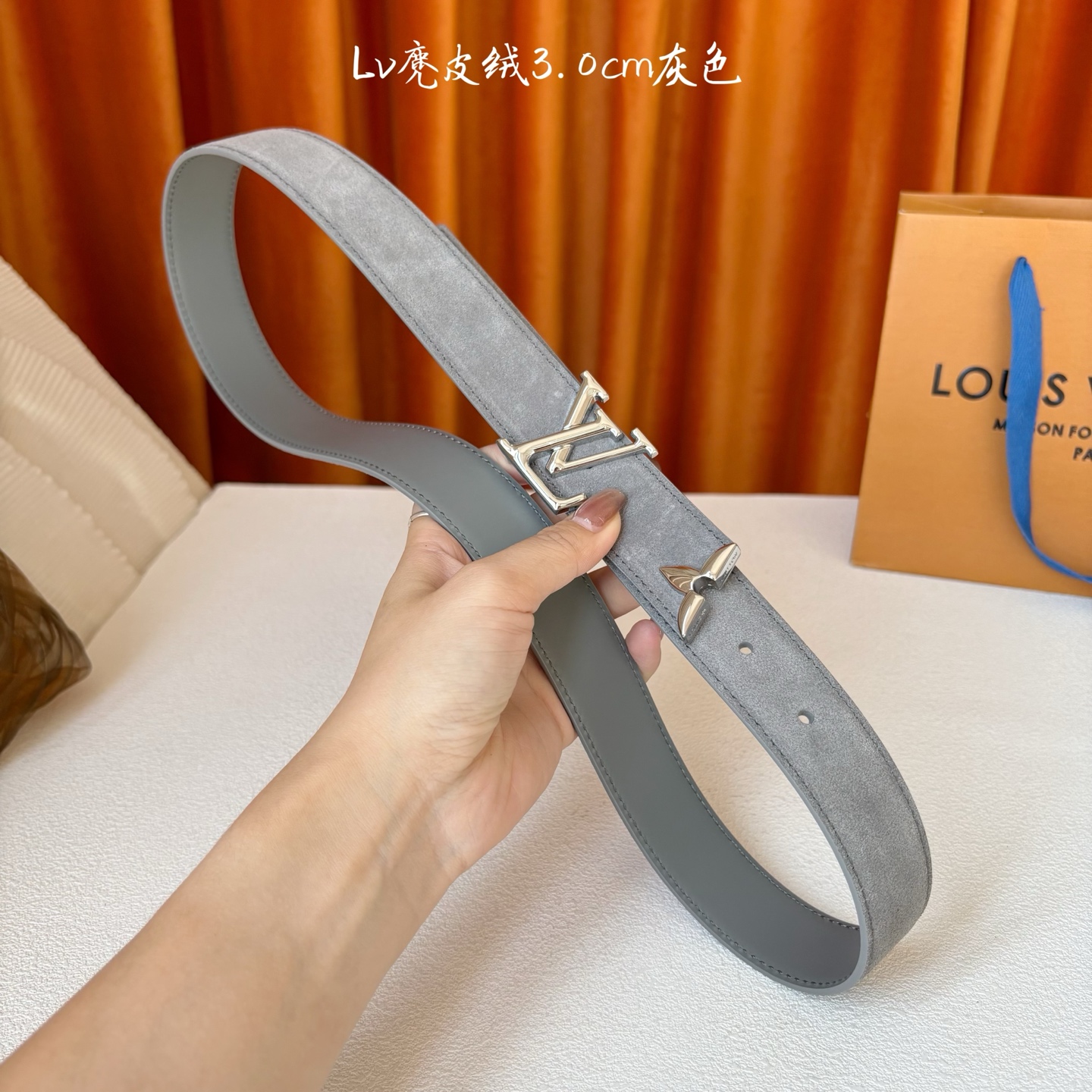 这款LV腰带是对该品牌创造力的致敬。其设计特色包括LV Initiales扣和末端采用优雅切割的Mono