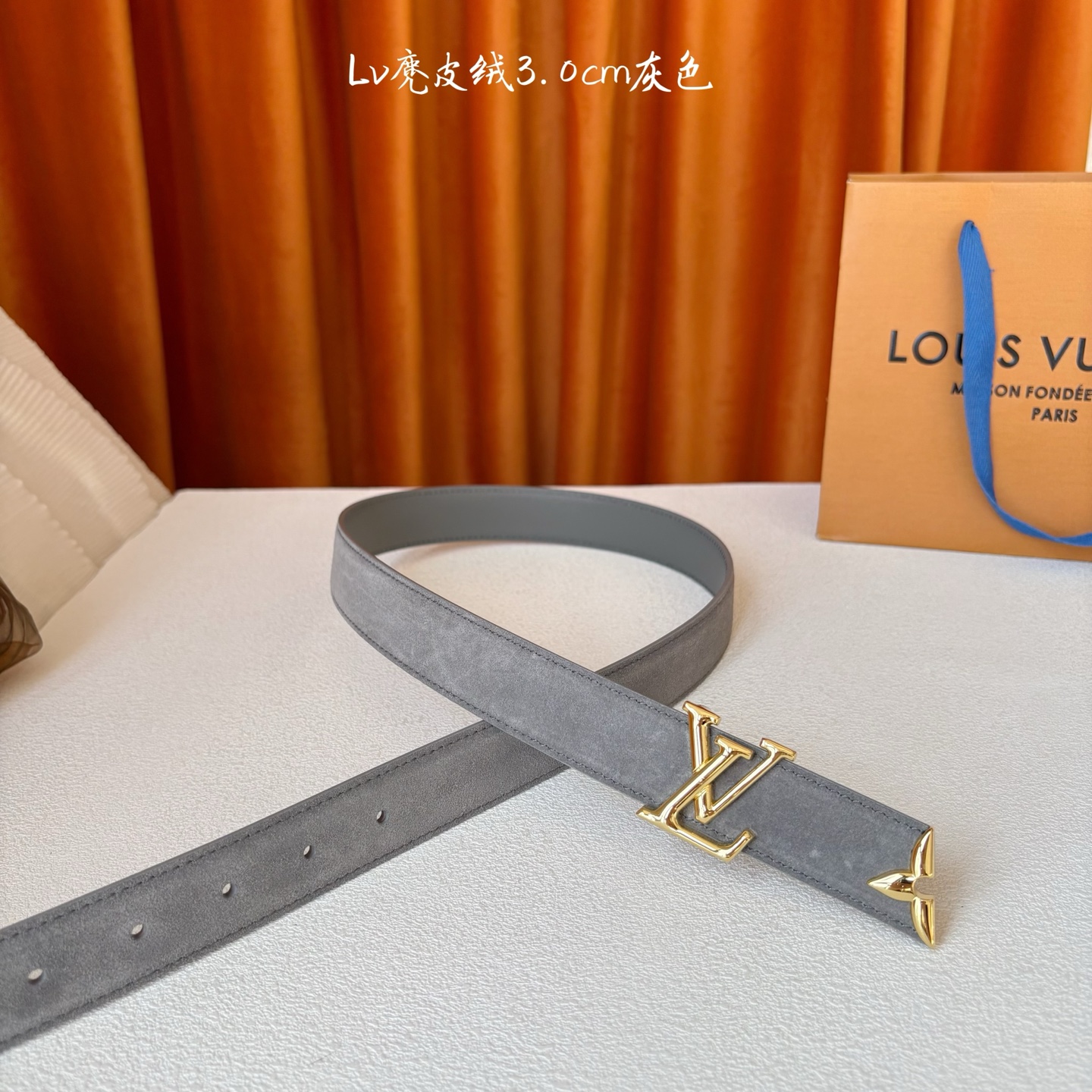 这款LV腰带是对该品牌创造力的致敬。其设计特色包括LV Initiales扣和末端采用优雅切割的Mono
