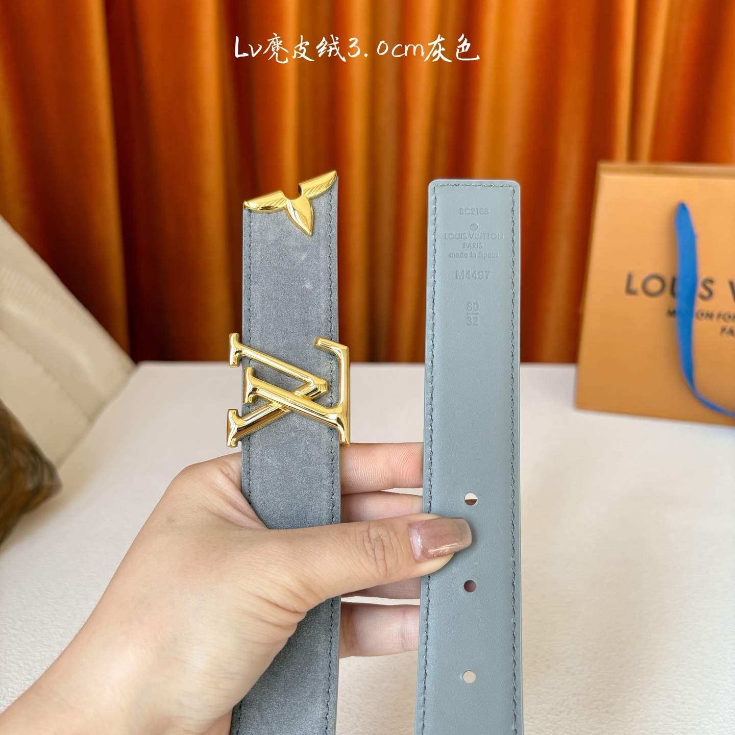 这款LV腰带是对该品牌创造力的致敬。其设计特色包括LV Initiales扣和末端采用优雅切割的Mono
