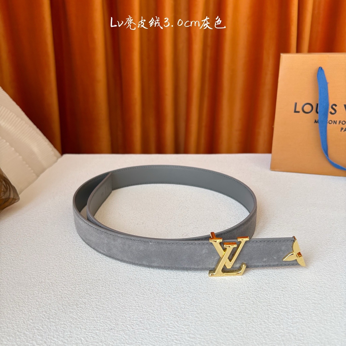 这款LV腰带是对该品牌创造力的致敬。其设计特色包括LV Initiales扣和末端采用优雅切割的Mono