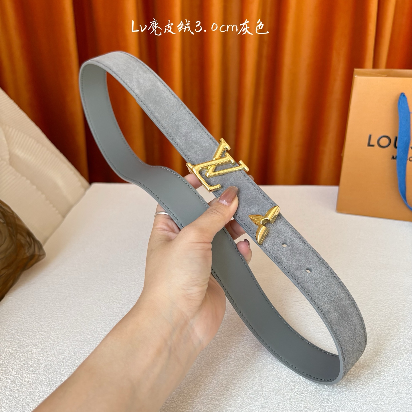 这款LV腰带是对该品牌创造力的致敬。其设计特色包括LV Initiales扣和末端采用优雅切割的Mono