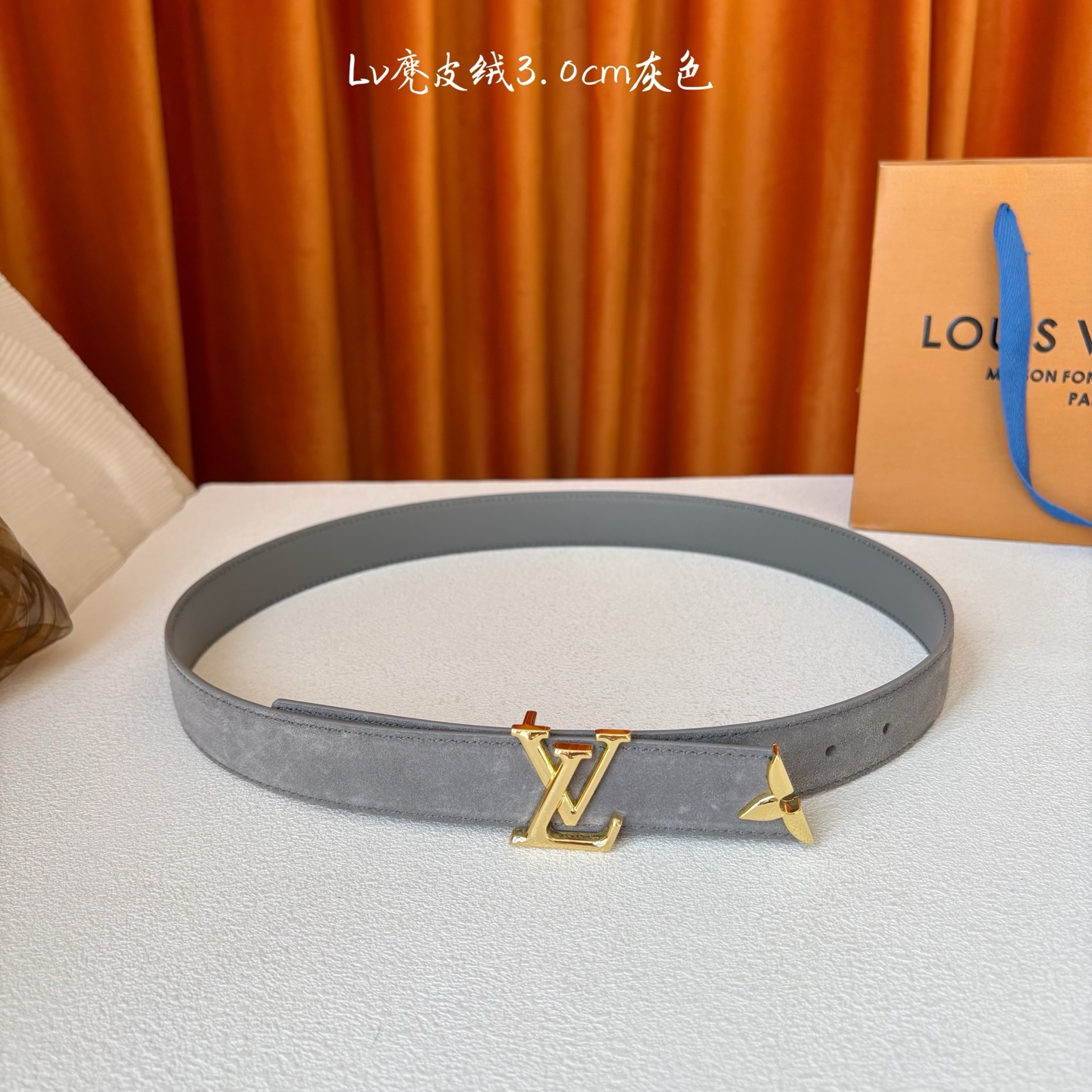 这款LV腰带是对该品牌创造力的致敬。其设计特色包括LV Initiales扣和末端采用优雅切割的Mono