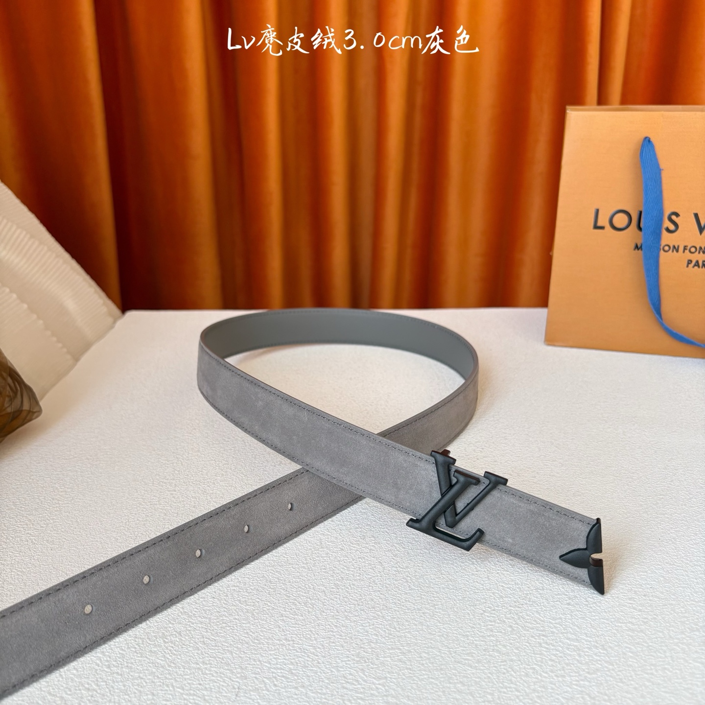 这款LV腰带是对该品牌创造力的致敬。其设计特色包括LV Initiales扣和末端采用优雅切割的Mono