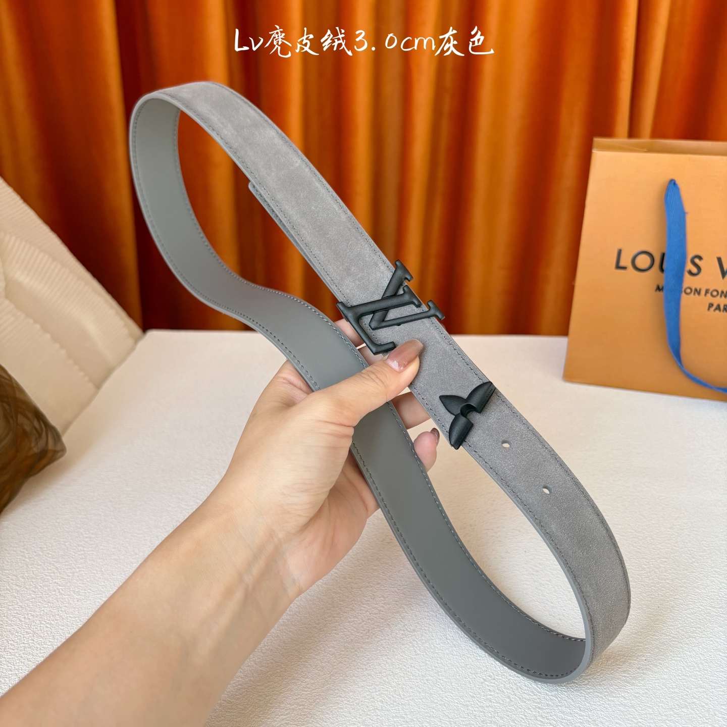 这款LV腰带是对该品牌创造力的致敬。其设计特色包括LV Initiales扣和末端采用优雅切割的Mono