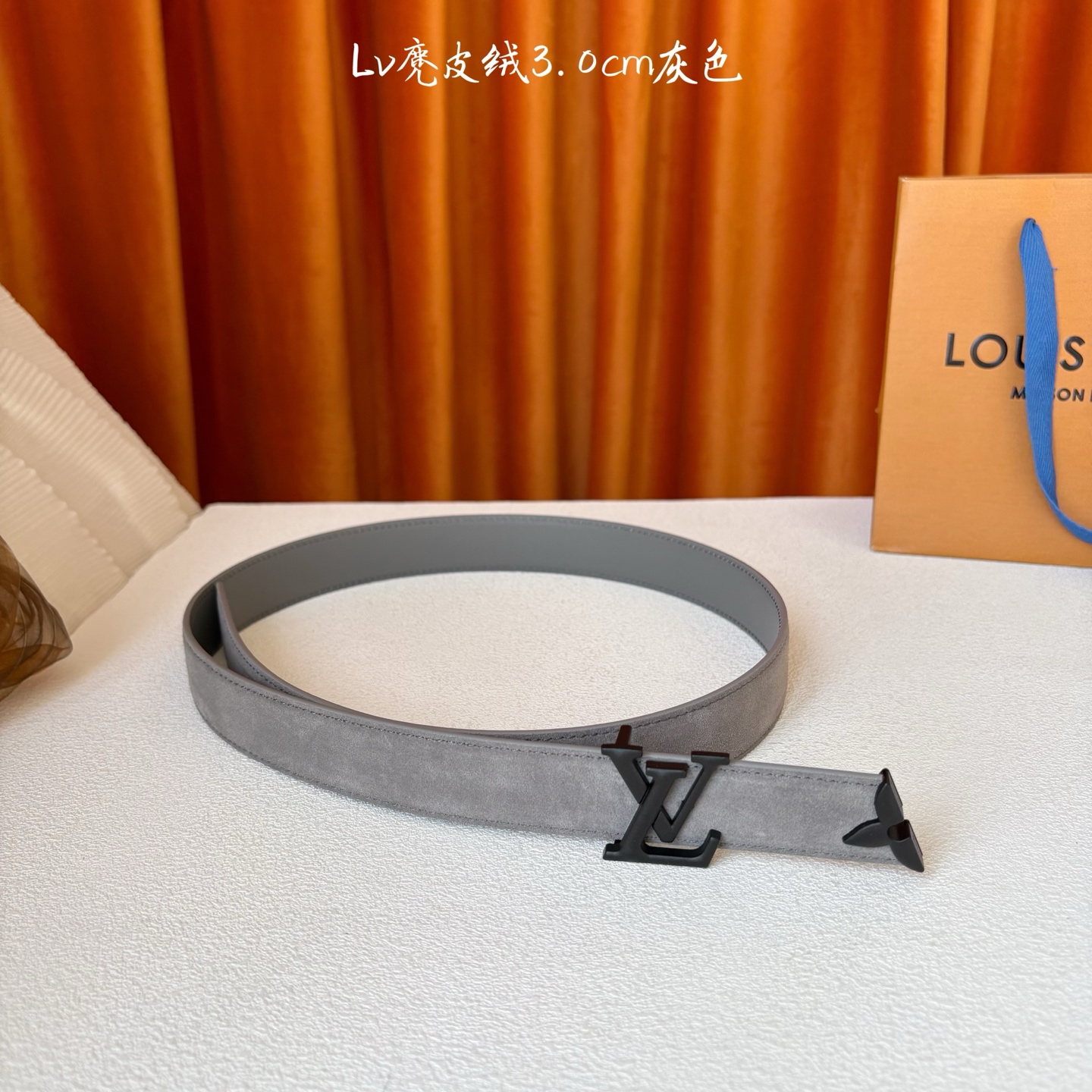 这款LV腰带是对该品牌创造力的致敬。其设计特色包括LV Initiales扣和末端采用优雅切割的Mono