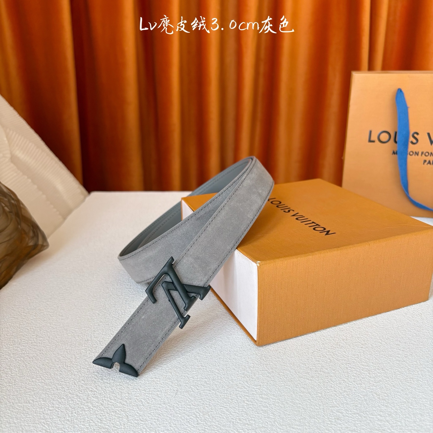 这款LV腰带是对该品牌创造力的致敬。其设计特色包括LV Initiales扣和末端采用优雅切割的Mono