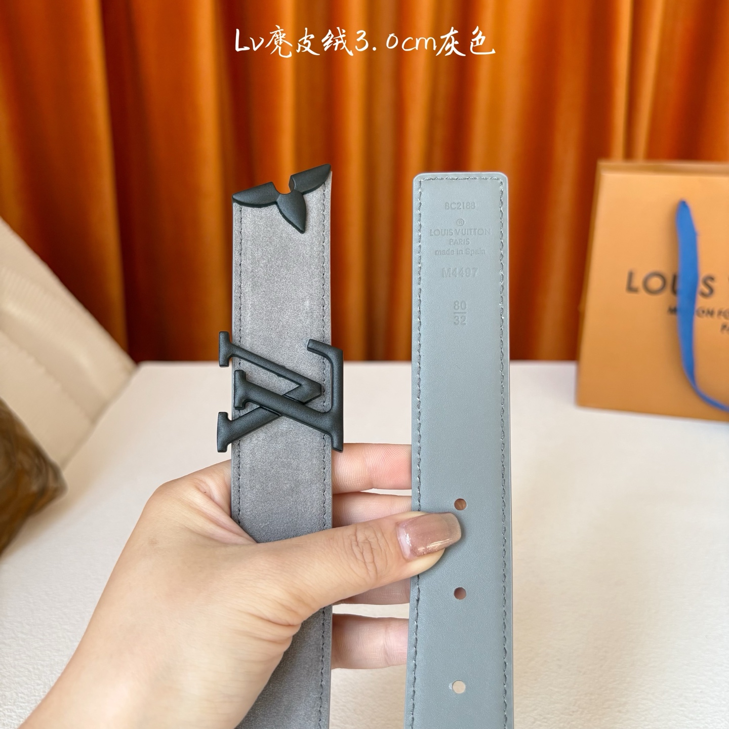 这款LV腰带是对该品牌创造力的致敬。其设计特色包括LV Initiales扣和末端采用优雅切割的Mono