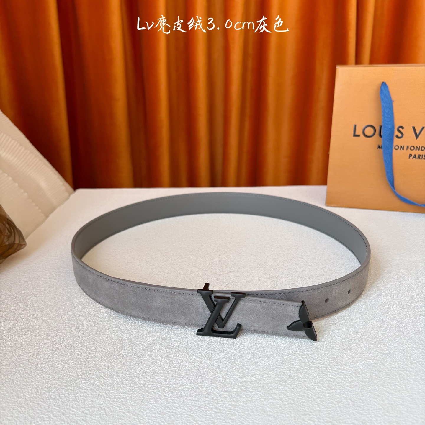 这款LV腰带是对该品牌创造力的致敬。其设计特色包括LV Initiales扣和末端采用优雅切割的Mono