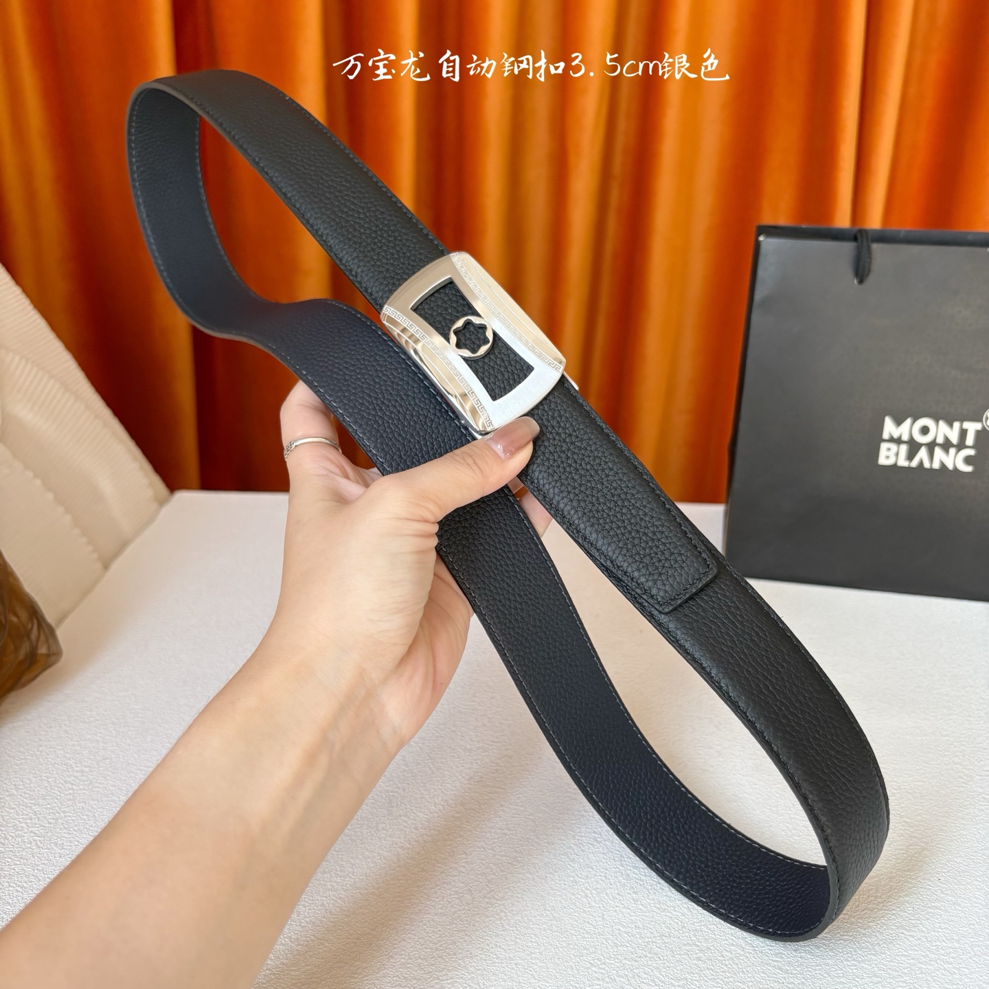 品牌：【万宝龙】 Montblanc家持续其一贯的高雅、绅士、精致的风格，进口小牛皮，手感细腻柔软。纯钢