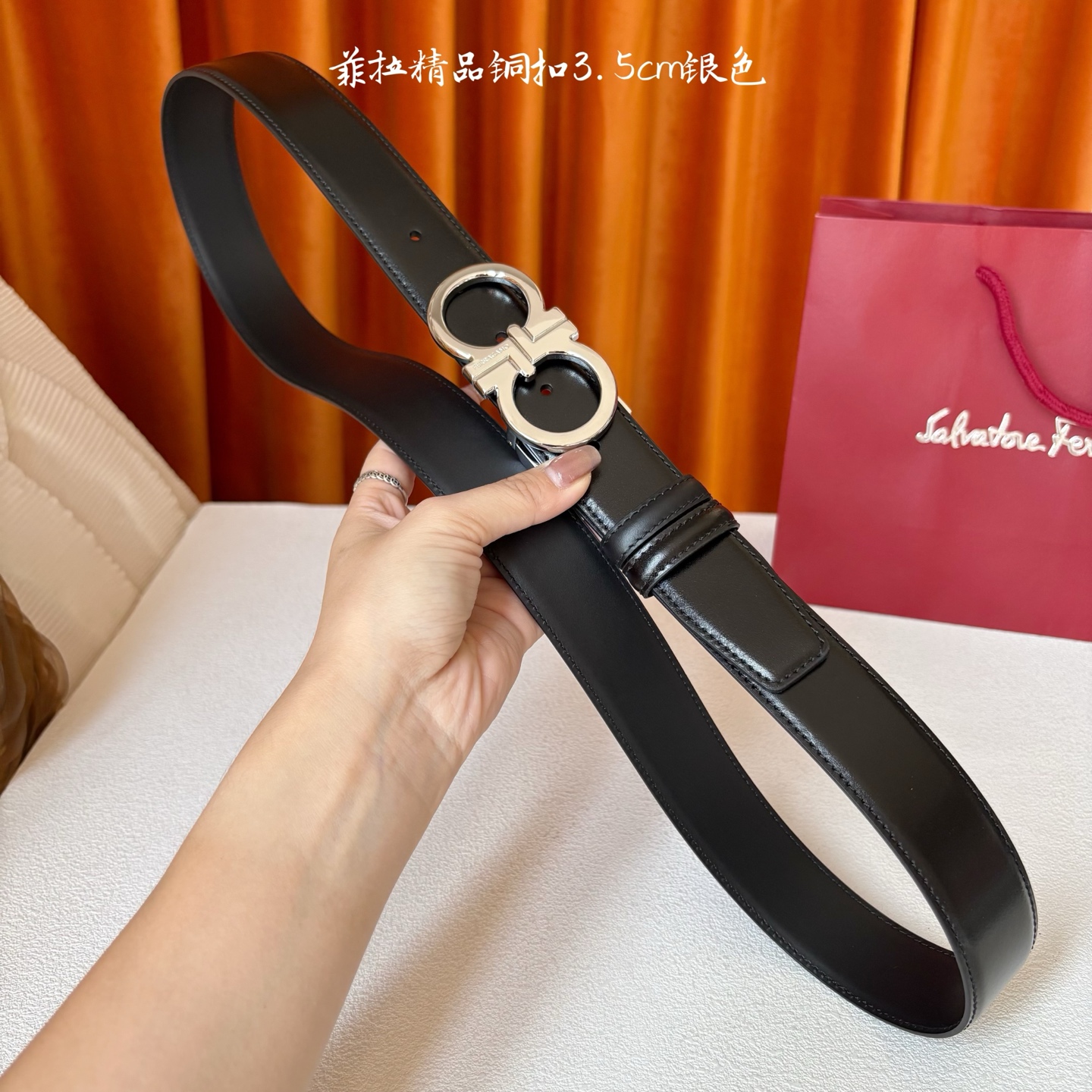 菲拉格慕男款进口小牛皮，手感细腻柔软。搭配纯铜精品扣，男士必备！宽度：3.5cm