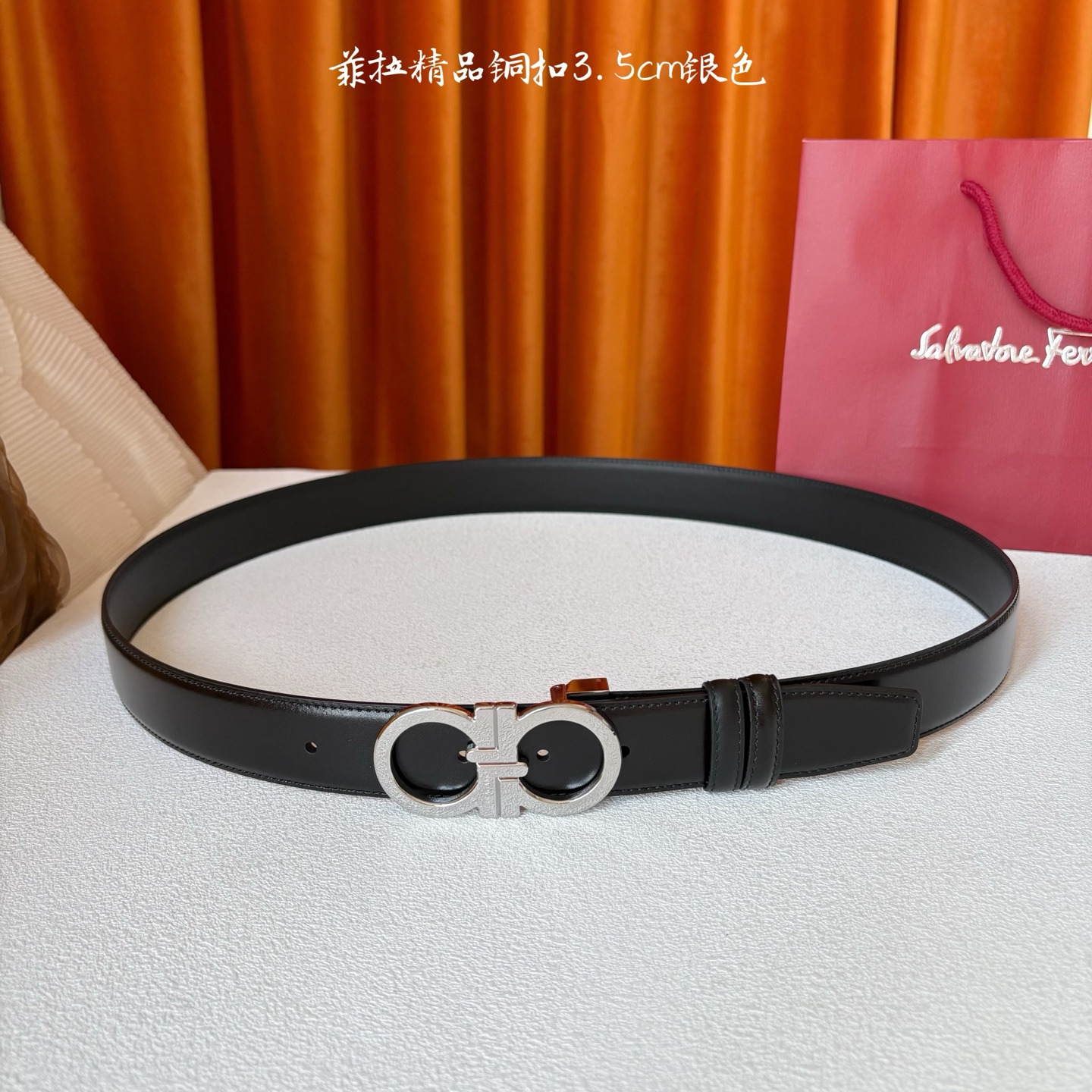 菲拉格慕男款进口小牛皮，手感细腻柔软。搭配纯铜精品扣，男士必备！宽度：3.5cm