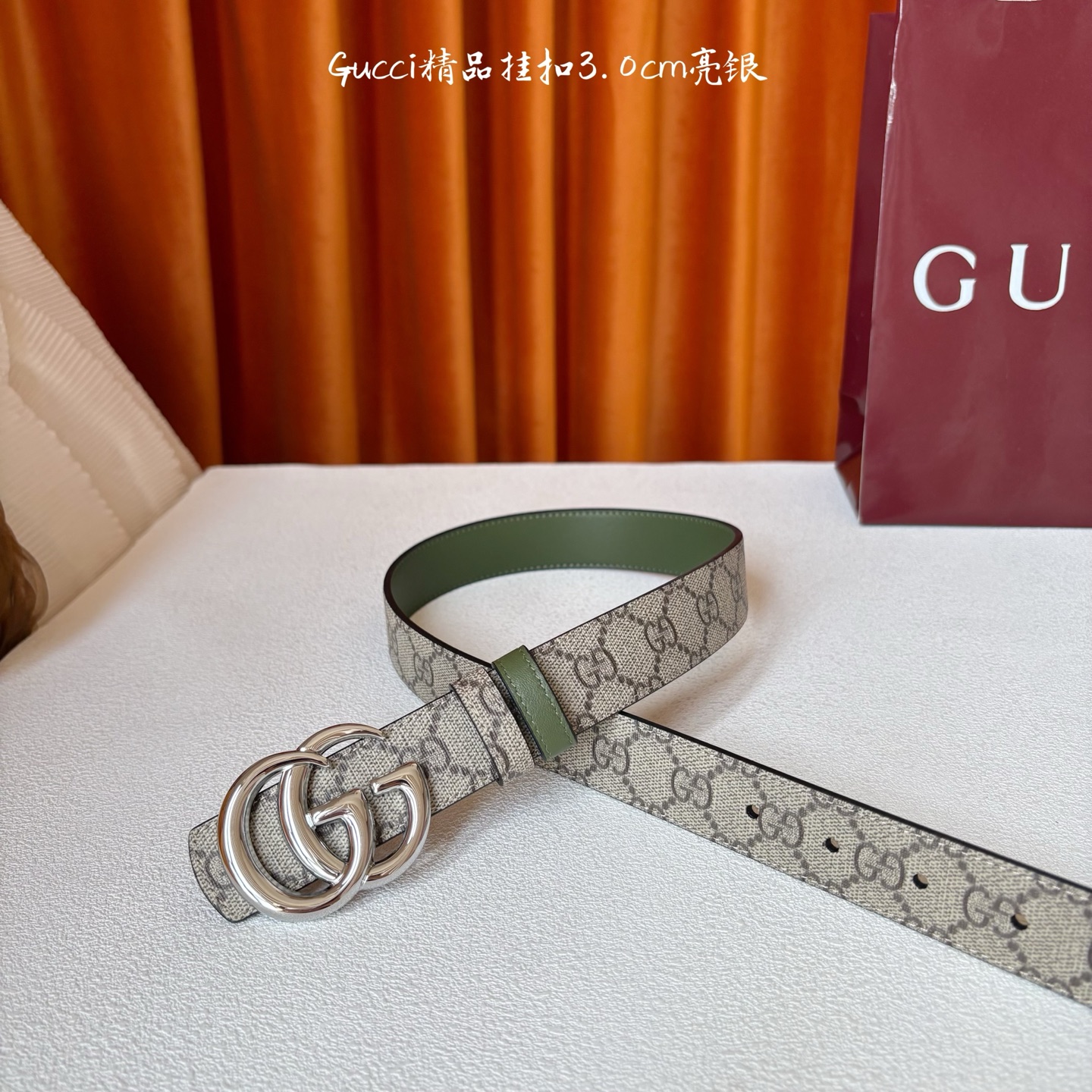 Gucci这款30MM腰带一面为柔软GG supreme帆布，另一面为绿色牛皮革，搭配可拆卸互扣式双G搭