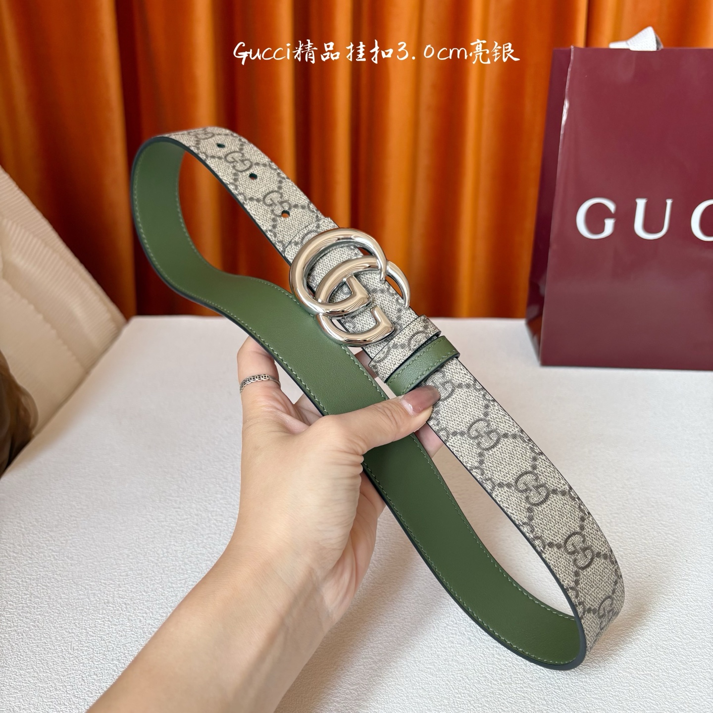 Gucci这款30MM腰带一面为柔软GG supreme帆布，另一面为绿色牛皮革，搭配可拆卸互扣式双G搭