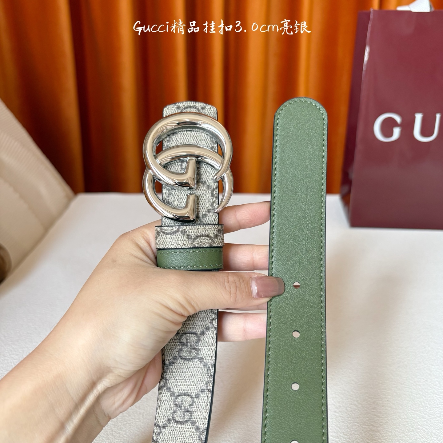 Gucci这款30MM腰带一面为柔软GG supreme帆布，另一面为绿色牛皮革，搭配可拆卸互扣式双G搭