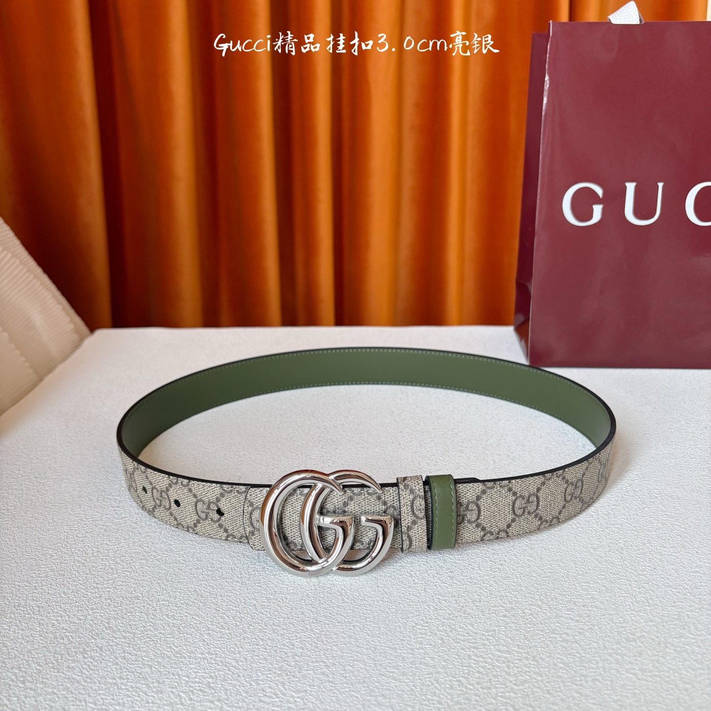 Gucci这款30MM腰带一面为柔软GG supreme帆布，另一面为绿色牛皮革，搭配可拆卸互扣式双G搭