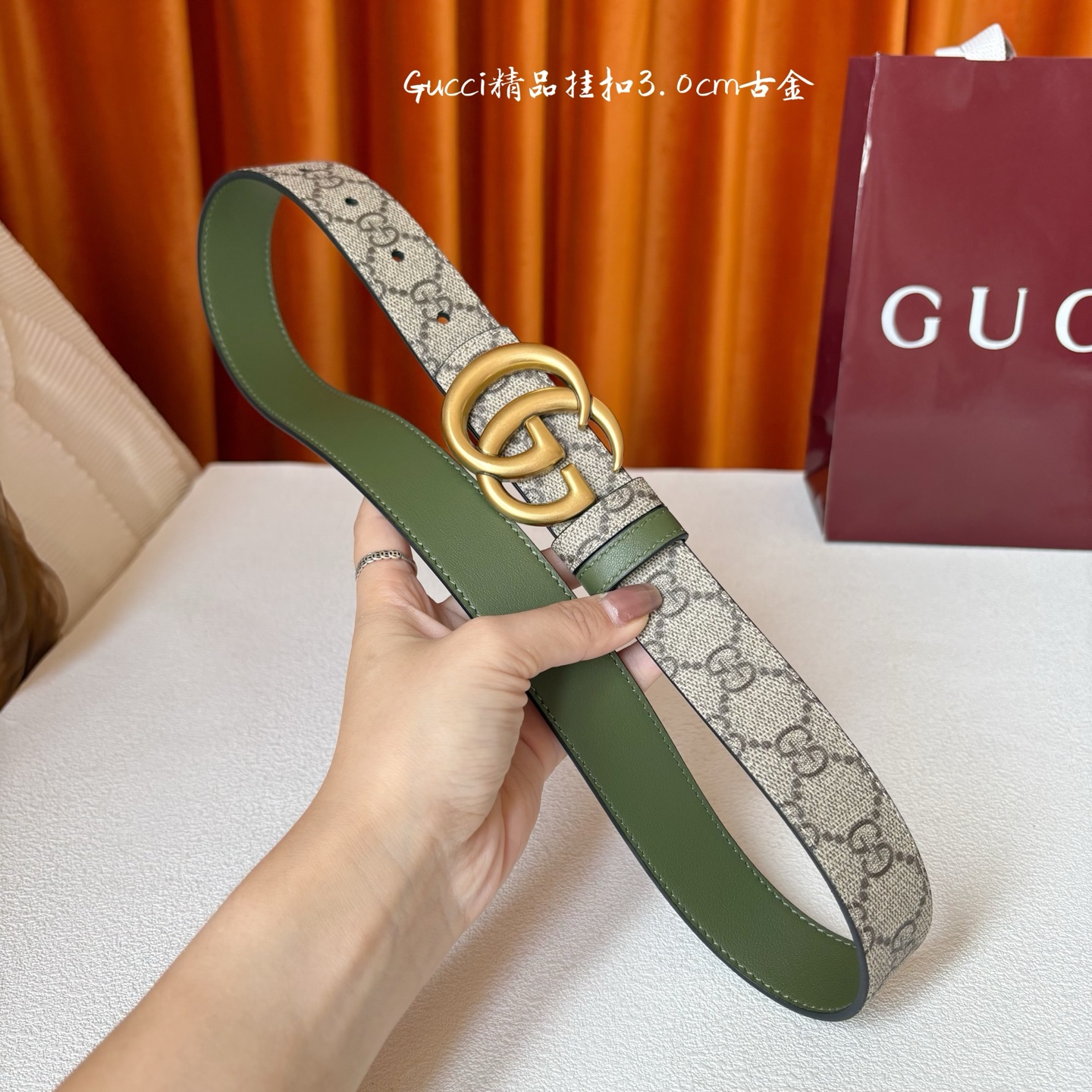 Gucci这款30MM腰带一面为柔软GG supreme帆布，另一面为绿色牛皮革，搭配可拆卸互扣式双G搭