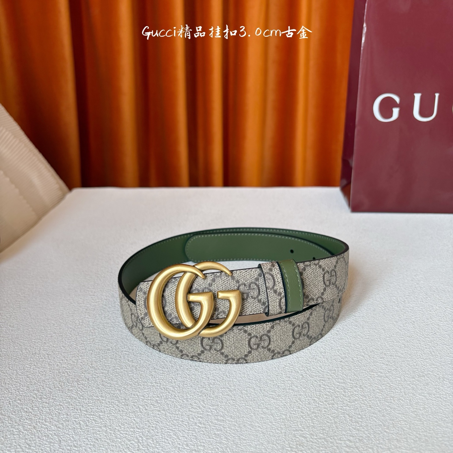 Gucci这款30MM腰带一面为柔软GG supreme帆布，另一面为绿色牛皮革，搭配可拆卸互扣式双G搭