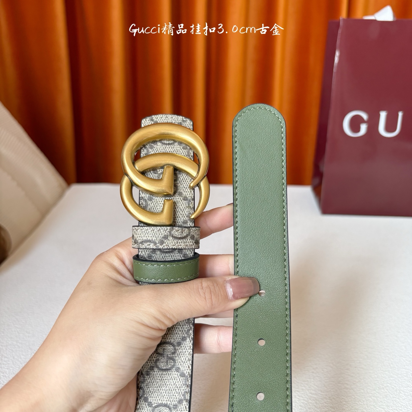 Gucci这款30MM腰带一面为柔软GG supreme帆布，另一面为绿色牛皮革，搭配可拆卸互扣式双G搭