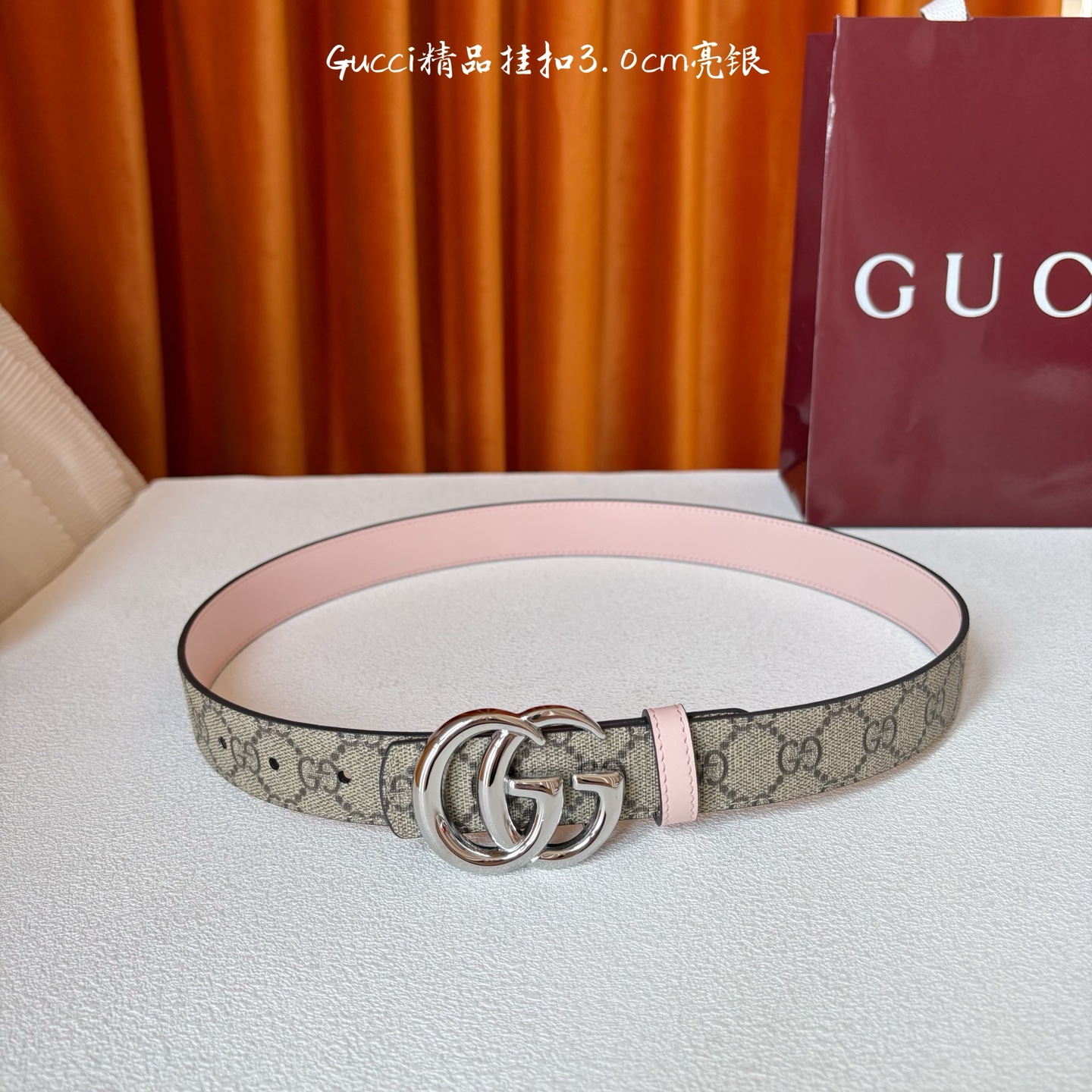 Gucci这款30MM腰带一面为柔软GG supreme帆布，另一面为粉色牛皮革，搭配可拆卸互扣式双G搭