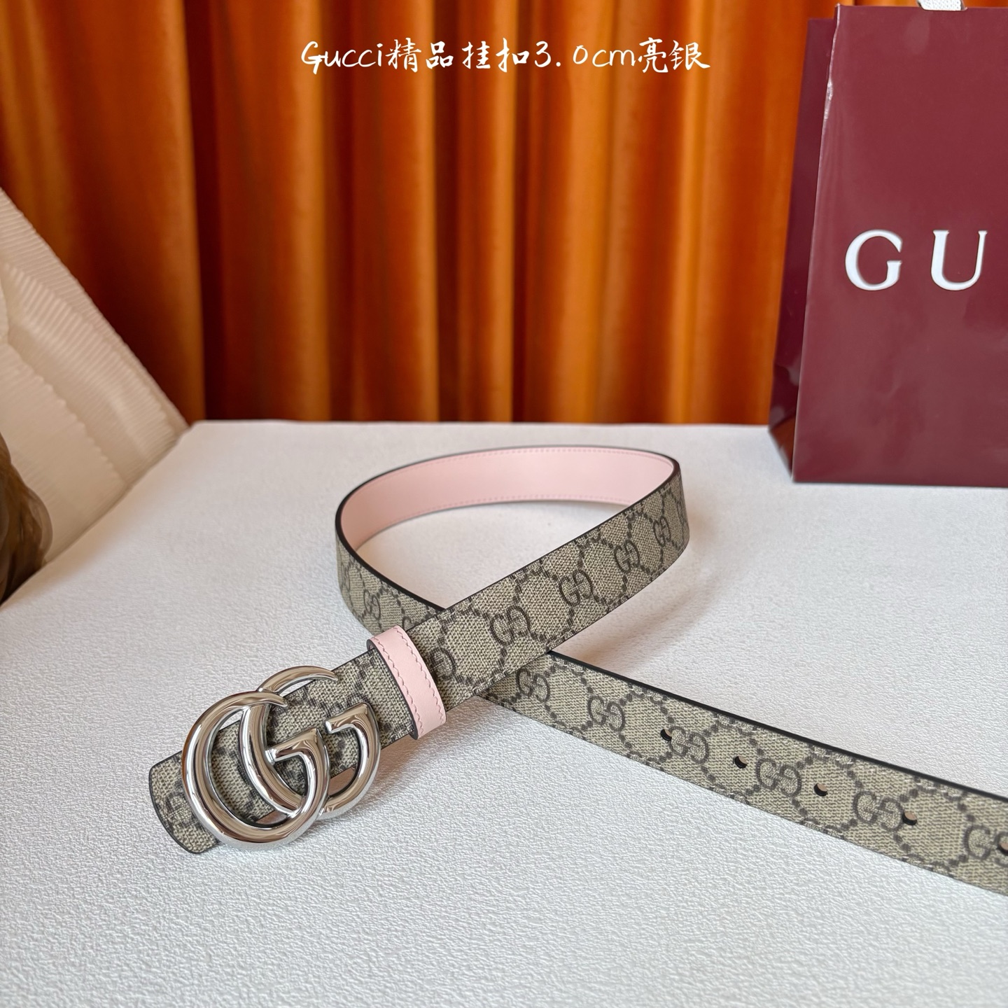 Gucci这款30MM腰带一面为柔软GG supreme帆布，另一面为粉色牛皮革，搭配可拆卸互扣式双G搭