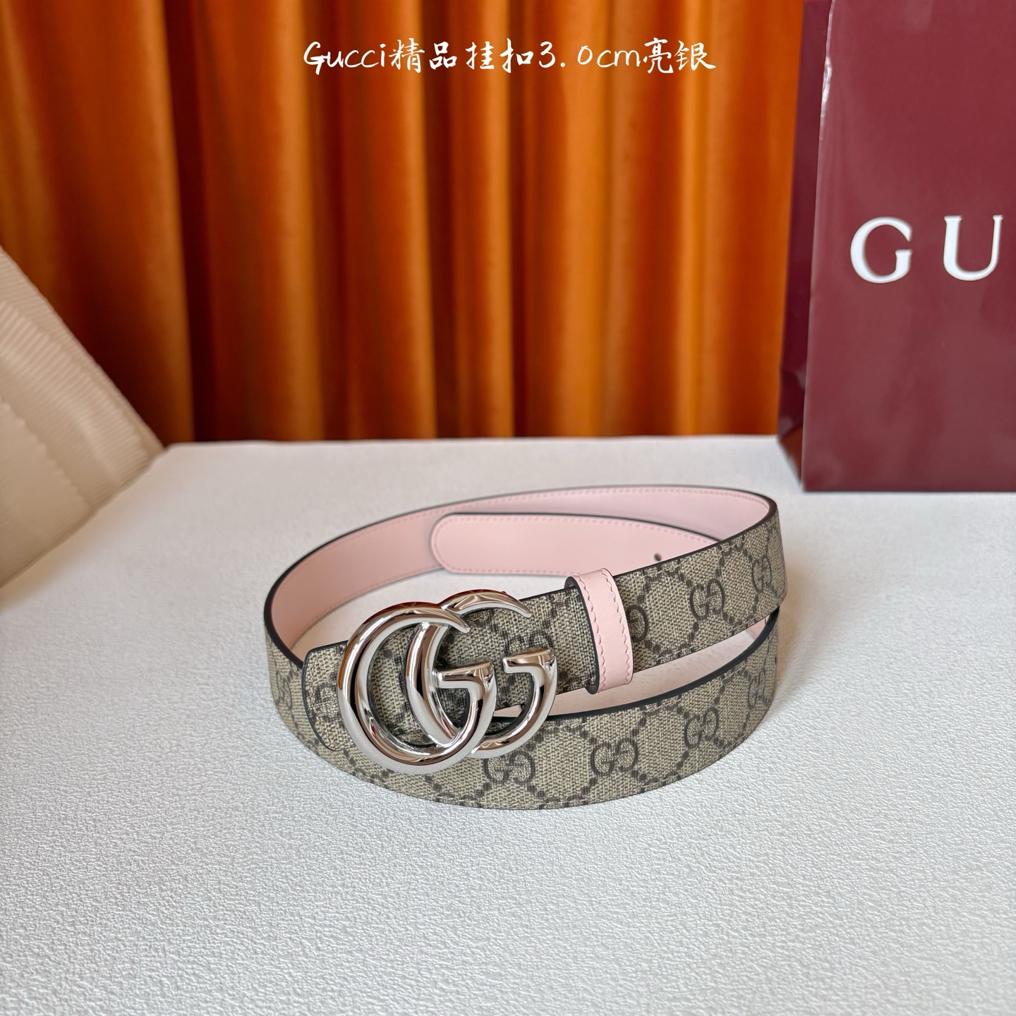 Gucci这款30MM腰带一面为柔软GG supreme帆布，另一面为粉色牛皮革，搭配可拆卸互扣式双G搭