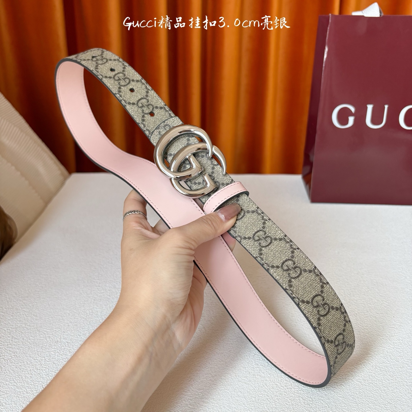 Gucci这款30MM腰带一面为柔软GG supreme帆布，另一面为粉色牛皮革，搭配可拆卸互扣式双G搭