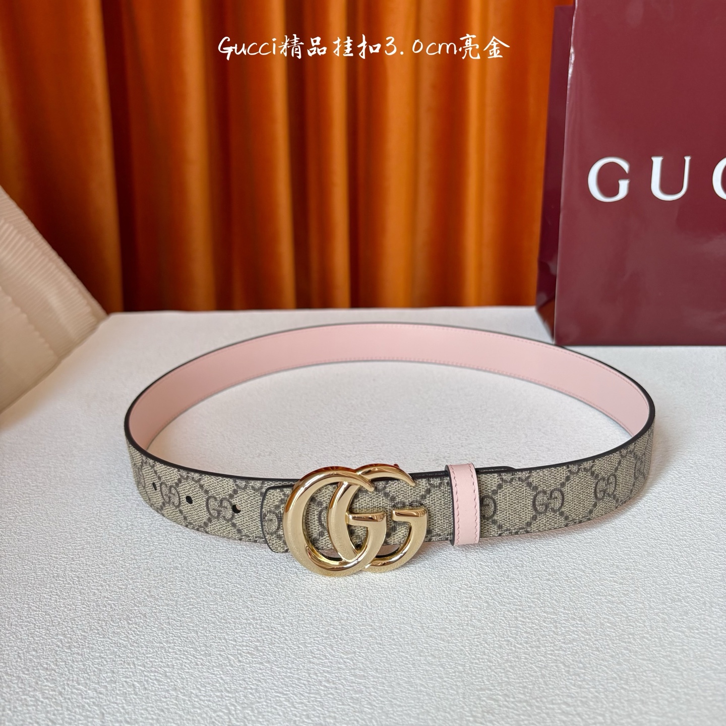 Gucci这款30MM腰带一面为柔软GG supreme帆布，另一面为粉色牛皮革，搭配可拆卸互扣式双G搭